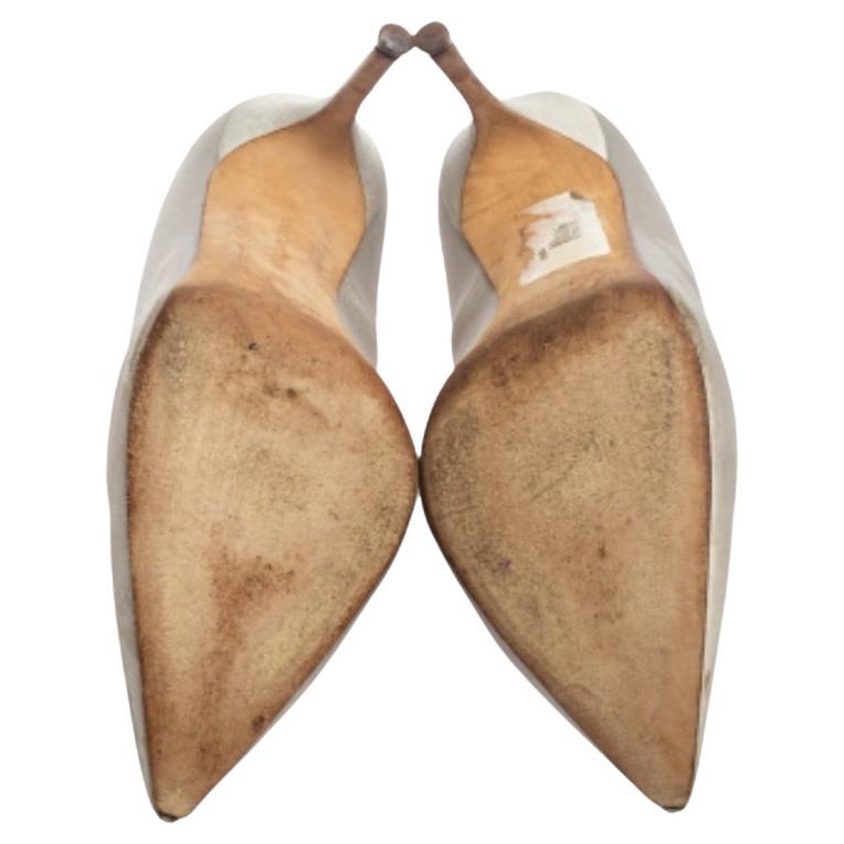 Walk with grace and confidence in these green pumps by Manolo Blahnik. Flaunting contemporary fashion with pointed toes which are enhanced with a crystal-embellished brooch at the vamps, leather lining, comfortable insole and 9 cm heels, this