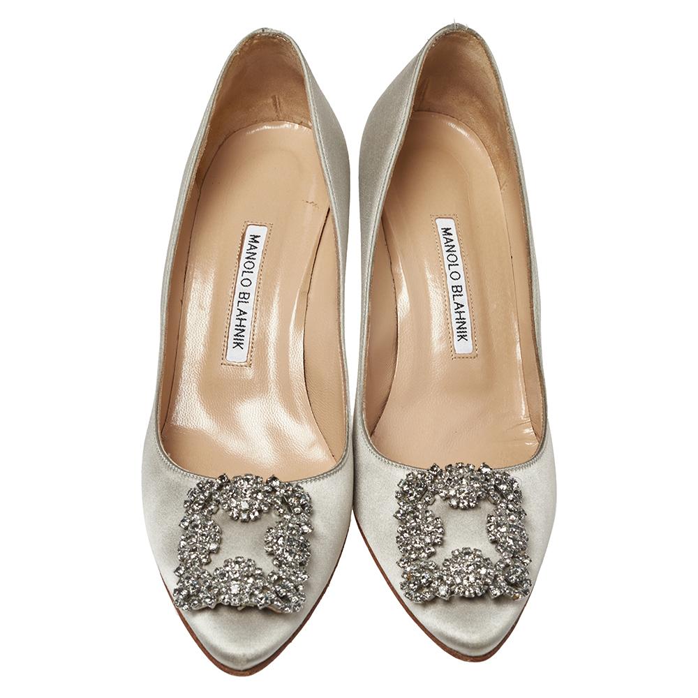 These iconic pumps are by Manolo Blahnik. Styled in a grey shade, with dazzling embellishments on the toes, and leather insoles to provide comfort, these satin pumps will never fail to lift your outfits. Complete with 8 cm heels, you can wear them