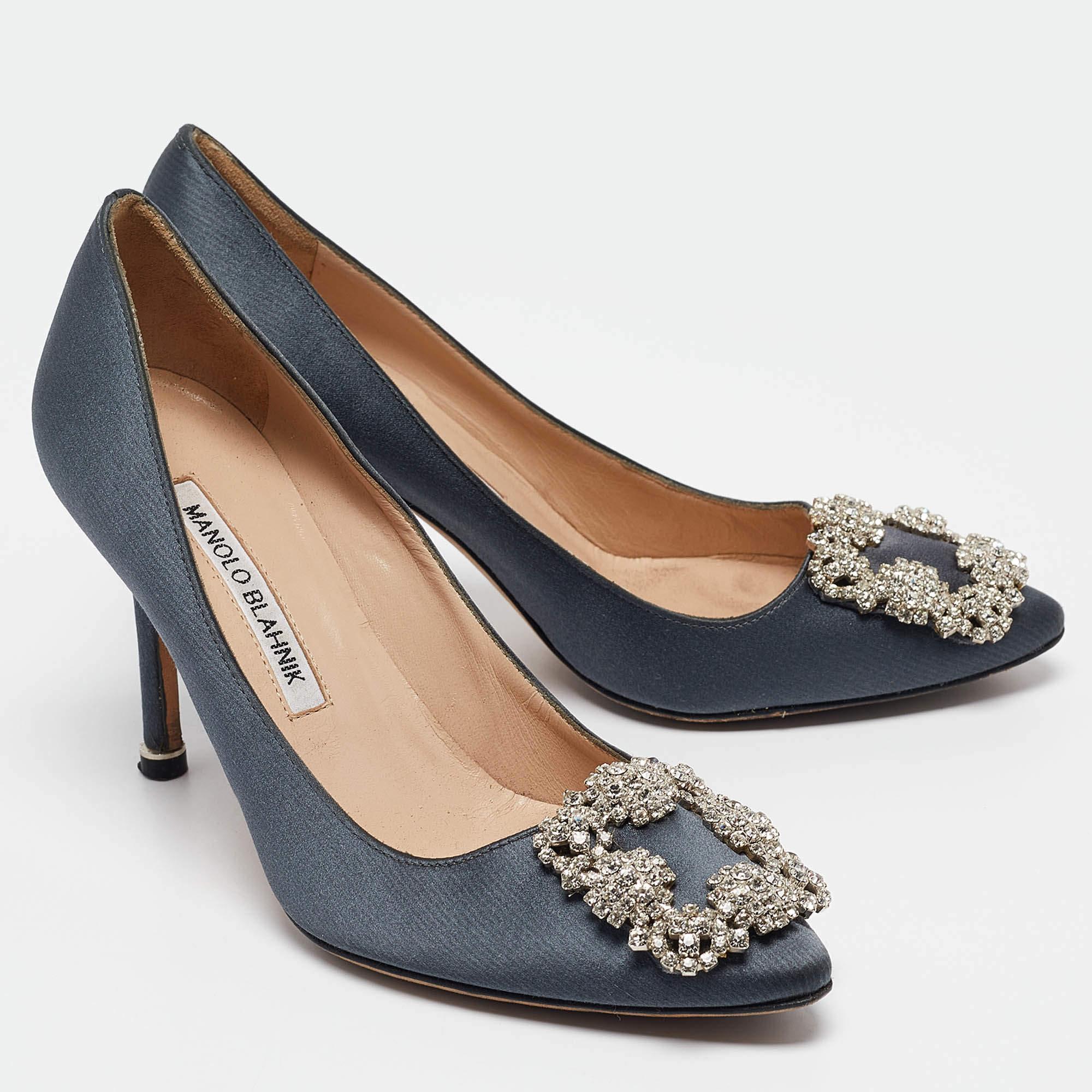 Manolo Blahnik Grey Satin Hangisi Pumps Size 35 In Good Condition For Sale In Dubai, Al Qouz 2