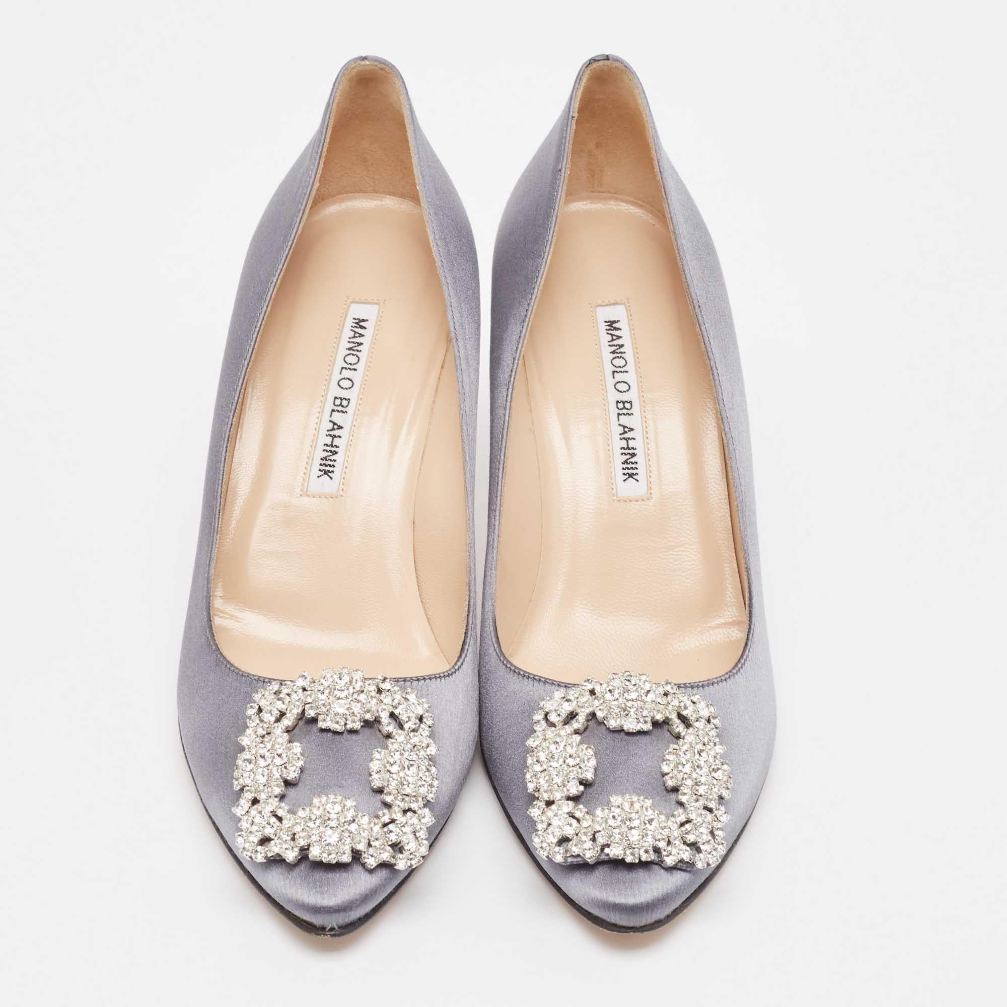 Complétez votre tenue avec ces authentiques chaussures grises Manolo Blahnik. Intemporelles et élégantes, elles bénéficient d'une construction étonnante pour une qualité durable et une tenue confortable.

Comprend : Sac à poussière original

