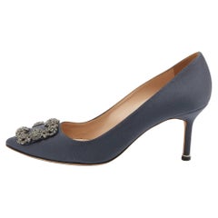 Manolo Blahnik Graue Hangisi-Pumps aus Satin Größe 37.5