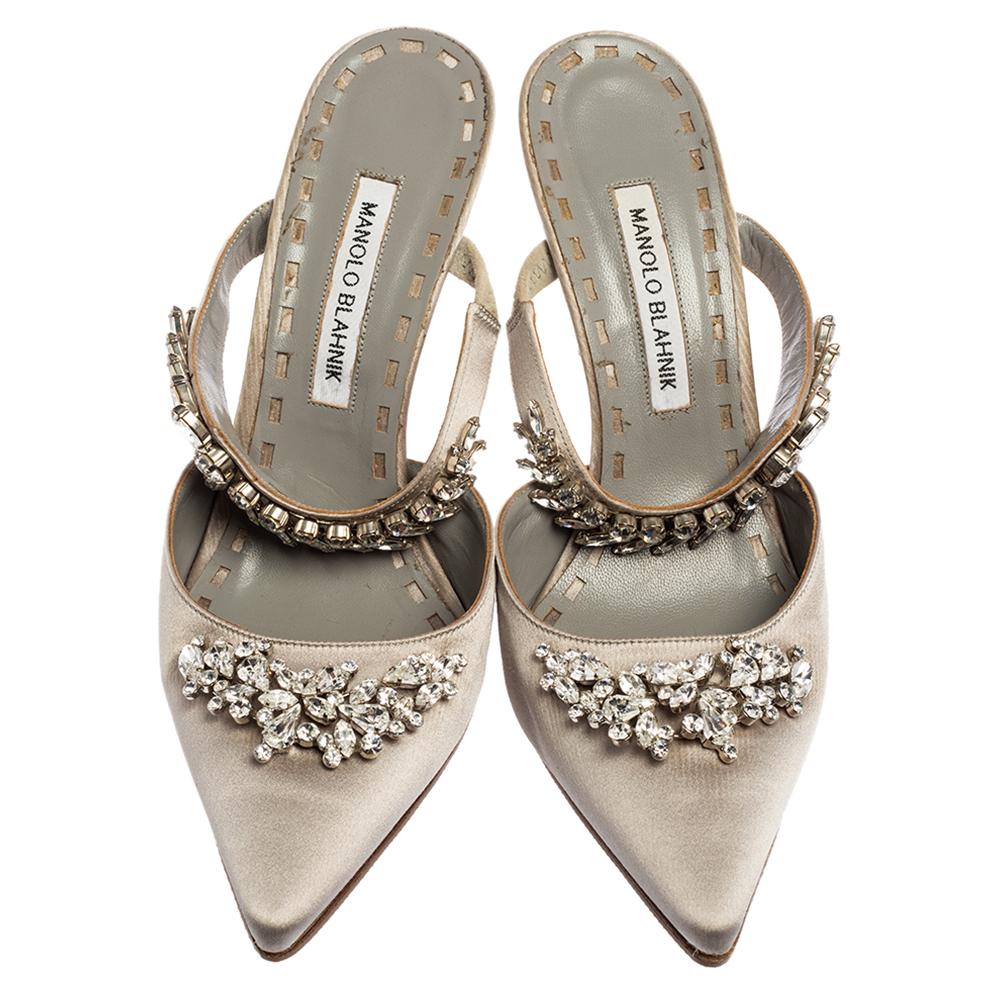 Manolo Blahnik Grey Satin Lurum Crystal Embellished Pointed Toe Sandals Size 41 In Good Condition In Dubai, Al Qouz 2