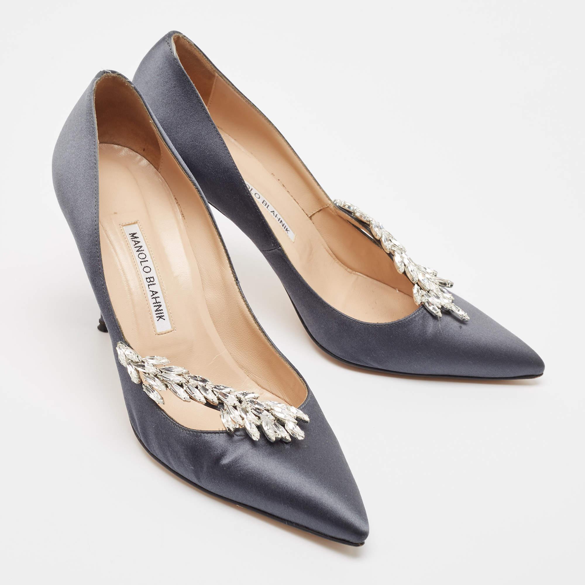 Manolo Blahnik Grey Satin Nadira Pumps Size 40 In Good Condition In Dubai, Al Qouz 2