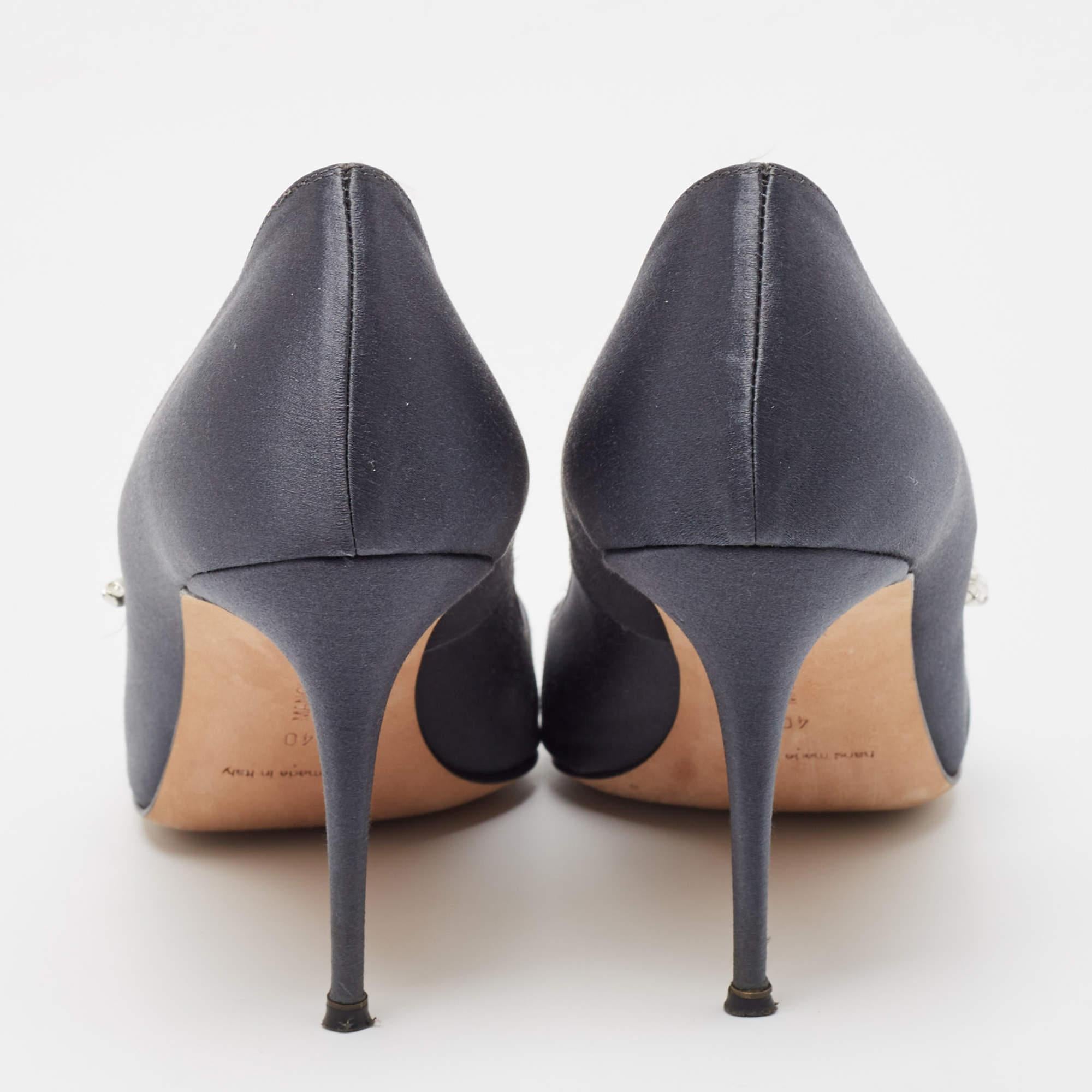 Women's Manolo Blahnik Grey Satin Nadira Pumps Size 40