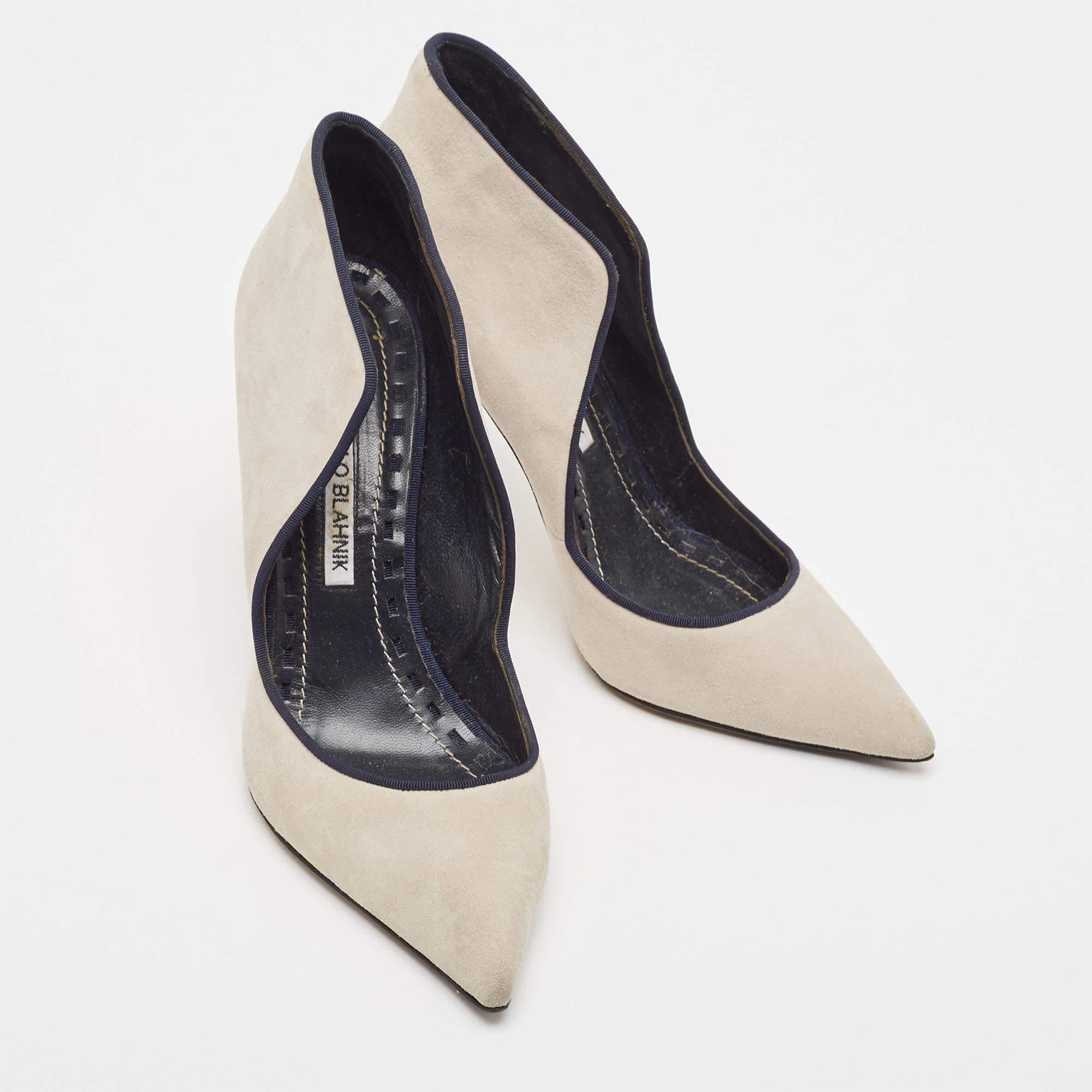 Manolo Blahnik Grey Suede Pointed Toe Pumps Size 36.5 In Good Condition For Sale In Dubai, Al Qouz 2