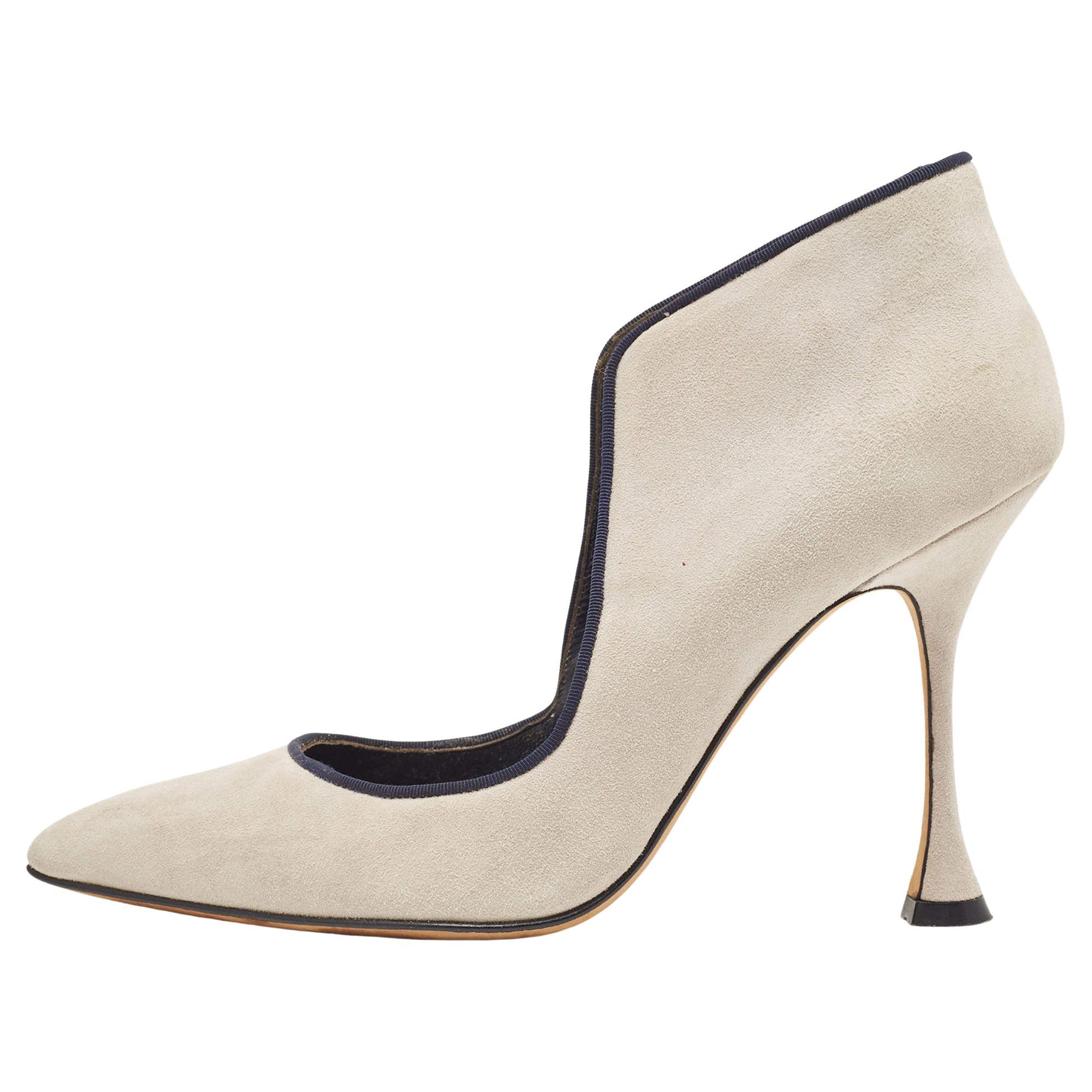 Manolo Blahnik Grey Suede Pointed Toe Pumps Size 36.5 For Sale