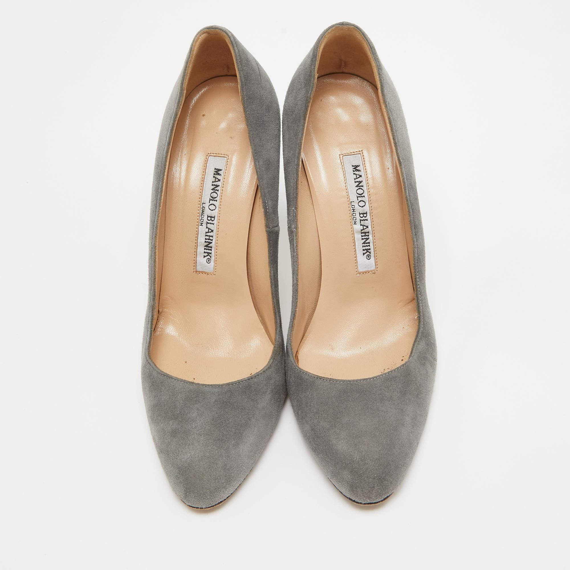 Gris Manolo Blahnik - Escarpins à bout rond en daim gris, taille 35.5 en vente