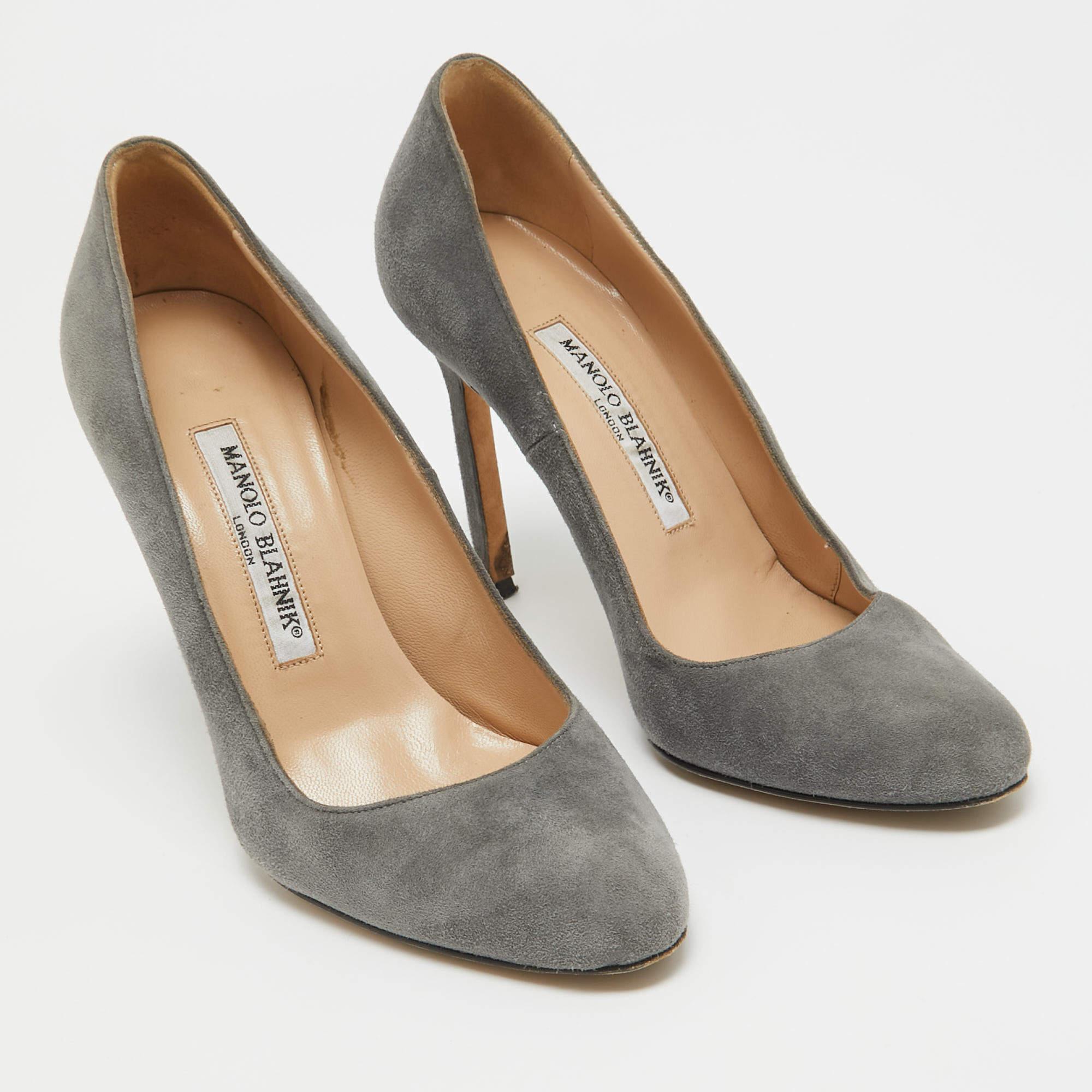 Manolo Blahnik - Escarpins à bout rond en daim gris, taille 35.5 Bon état - En vente à Dubai, Al Qouz 2