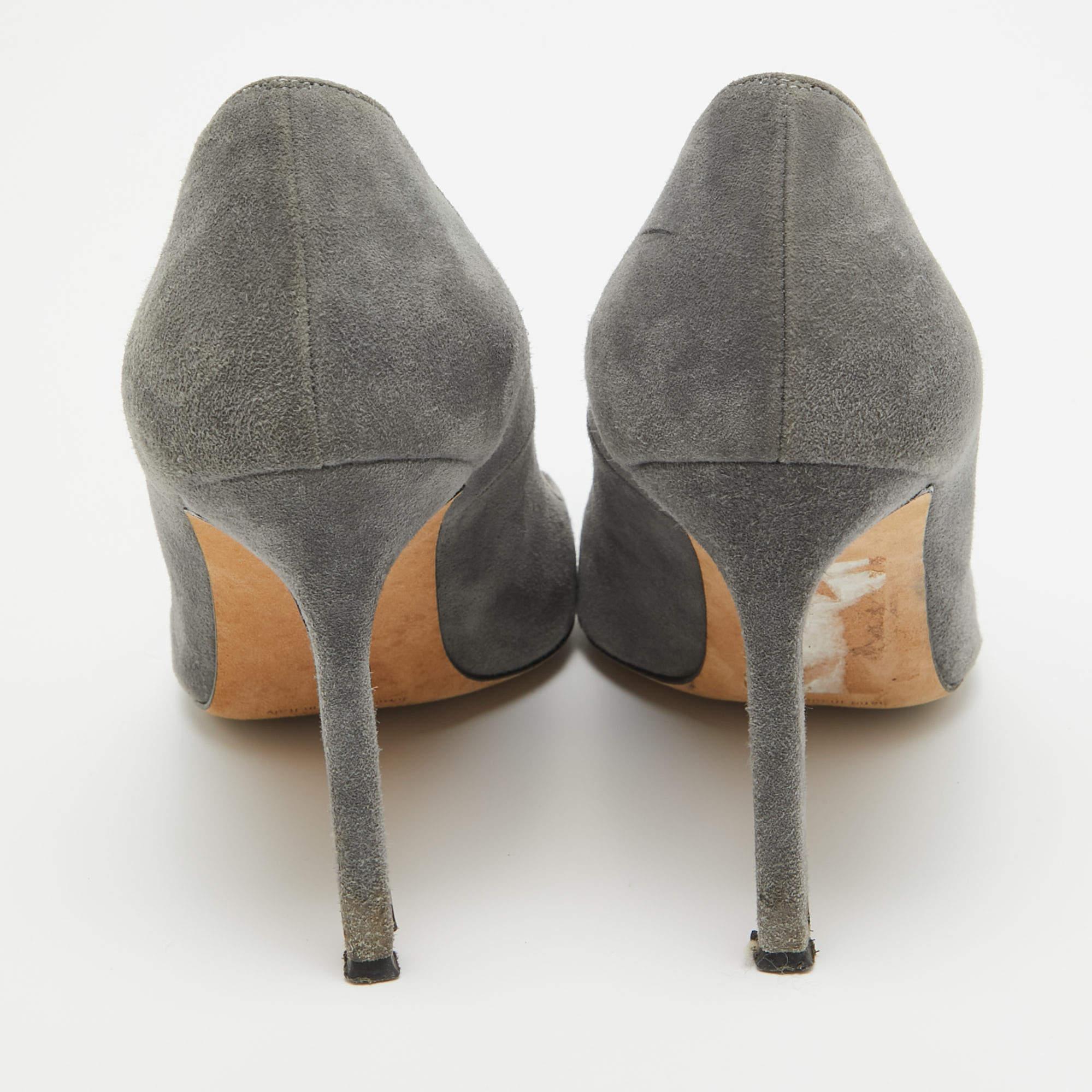Manolo Blahnik - Escarpins à bout rond en daim gris, taille 35.5 Pour femmes en vente