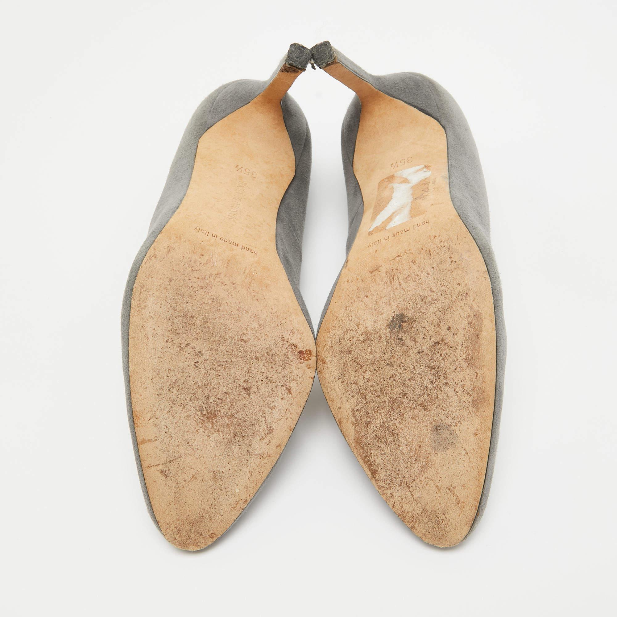 Manolo Blahnik - Escarpins à bout rond en daim gris, taille 35.5 en vente 1
