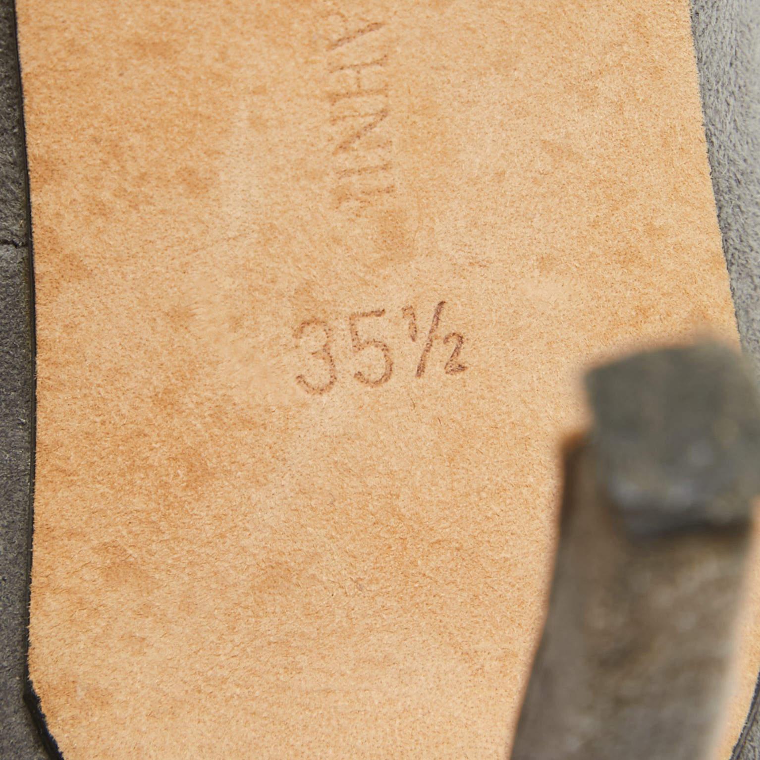 Manolo Blahnik - Escarpins à bout rond en daim gris, taille 35.5 en vente 4