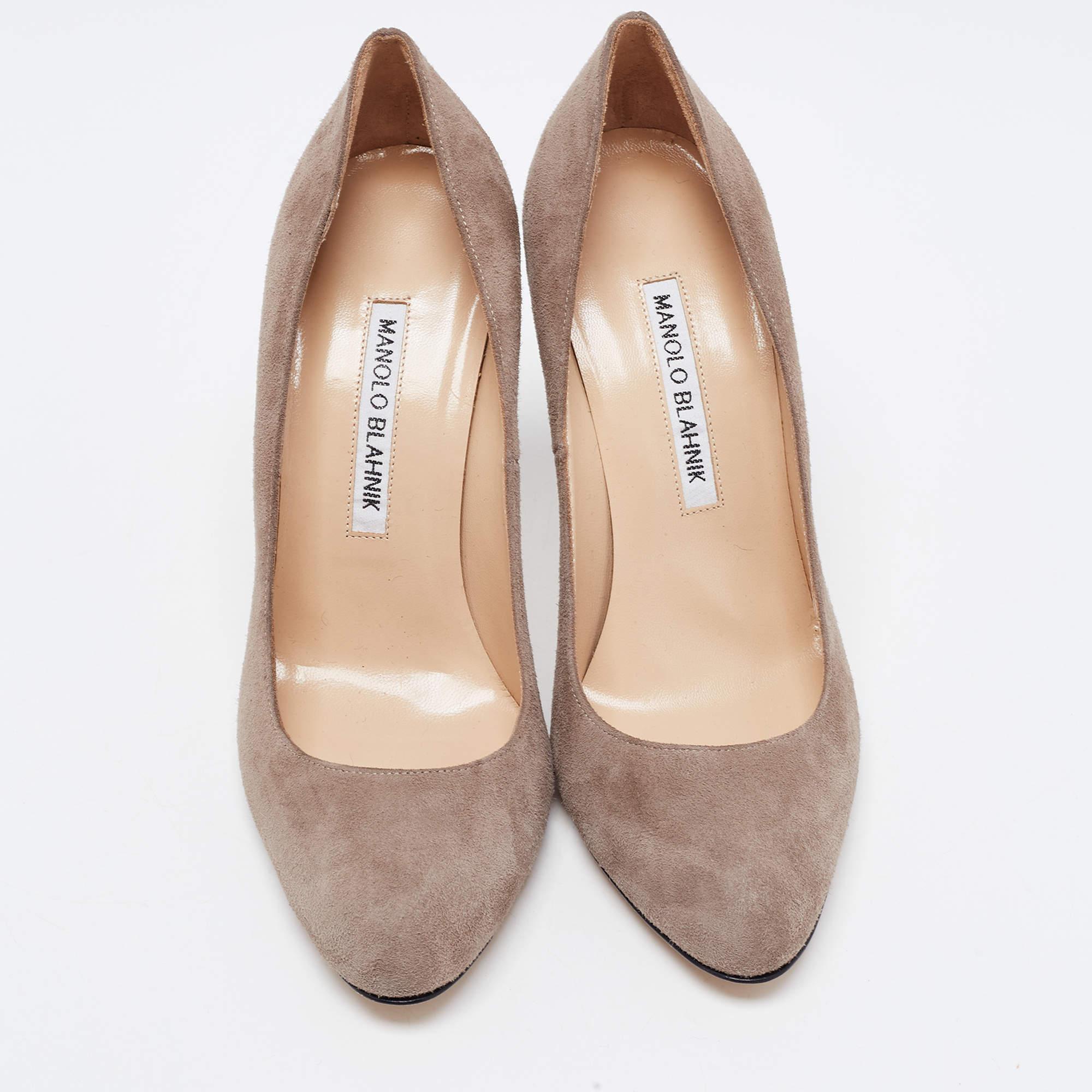 Curvaceous arches, a feminine appeal, and a well-built structure define this set of designer pumps. Coming with comfortable insoles and sleek heels, style them with your favorite outfits.

