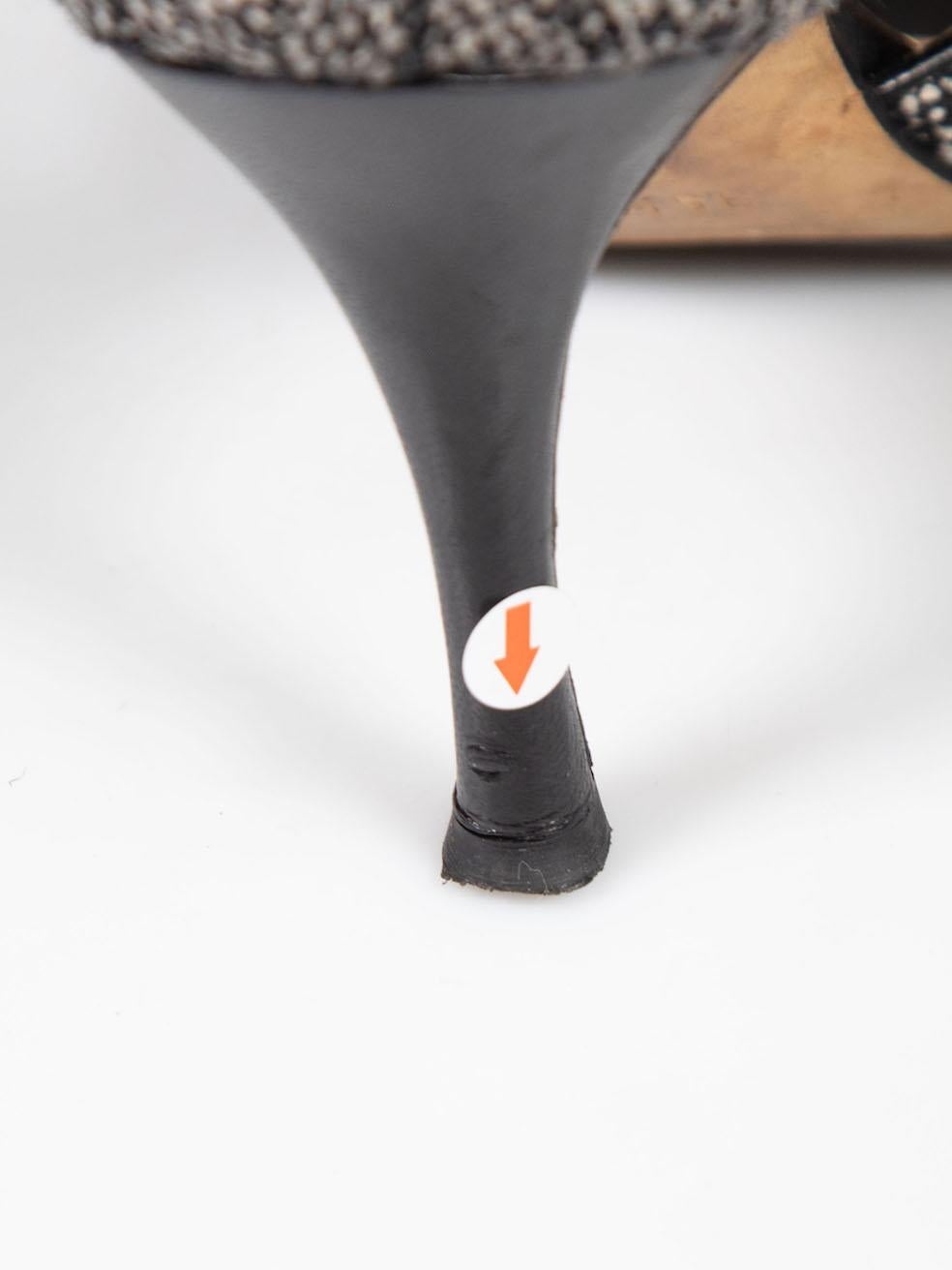Manolo Blahnik Grau Tweed Schnalle Detail Heels mit Schnalle Größe IT 35.5 im Angebot 1