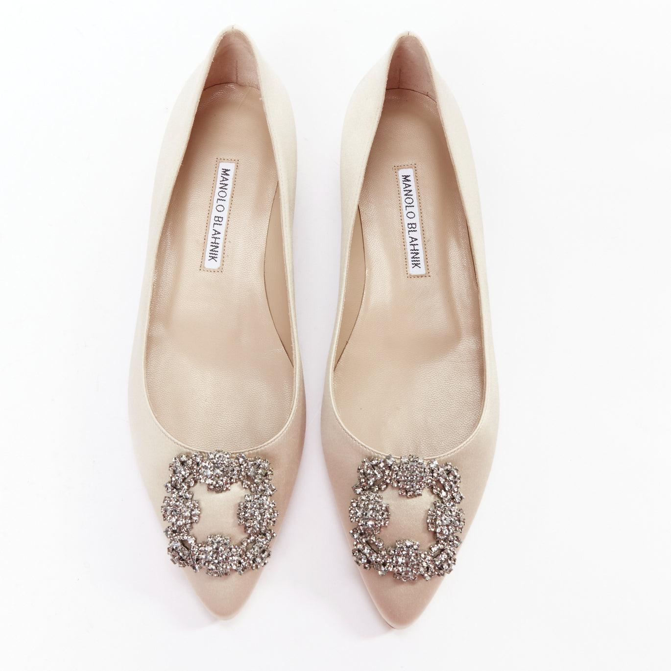 MANOLO BLAHNIK Hangisi beige satin crystal buckle pointy flats EU38.5
Reference: VACN/A00057
Brand: Manolo Blahnik
Model: Hangisi Flats
Material: Satin
Color: Beige
Pattern: Solid
Closure: Slip On
Lining: Nude Leather
Extra Details: Manolo Blahnik