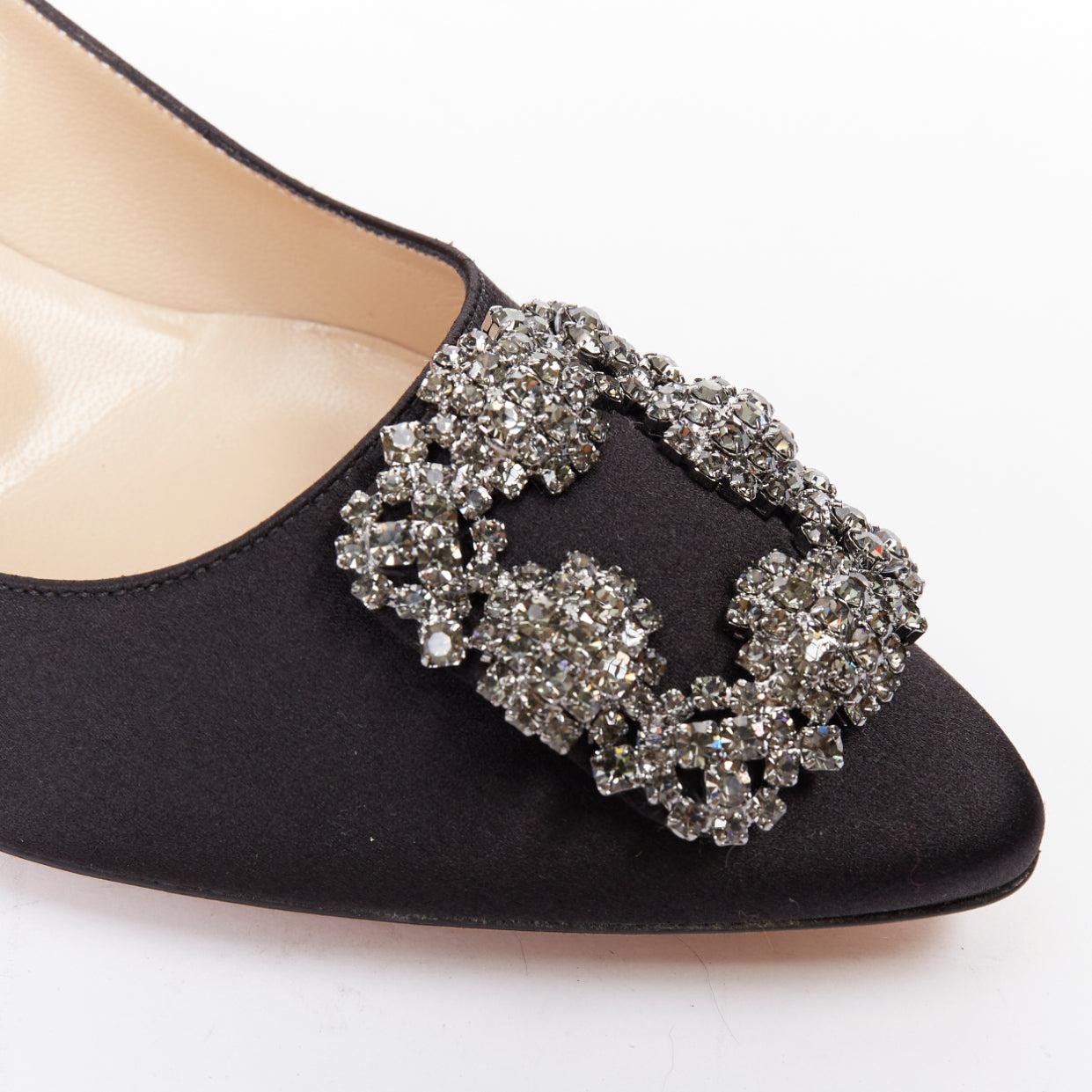 Noir Manolo Blahnik - Hangisi - Escarpins à talons en satin noir avec boucle en cristal EU38 en vente