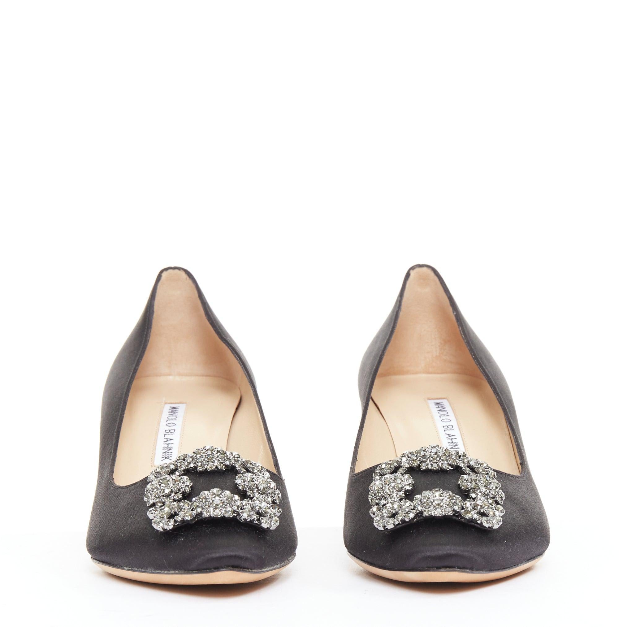 Manolo Blahnik - Hangisi - Escarpins à talons en satin noir avec boucle en cristal EU38 Excellent état - En vente à Hong Kong, NT