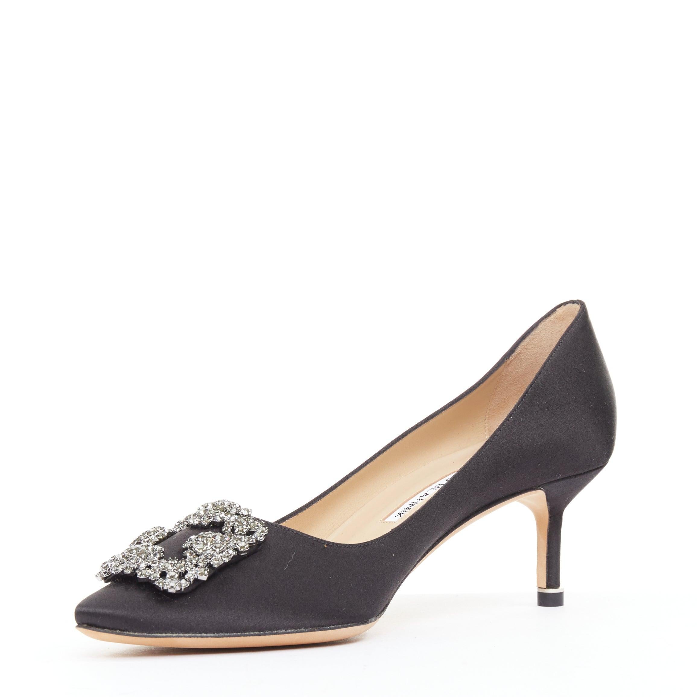 Manolo Blahnik - Hangisi - Escarpins à talons en satin noir avec boucle en cristal EU38 Pour femmes en vente