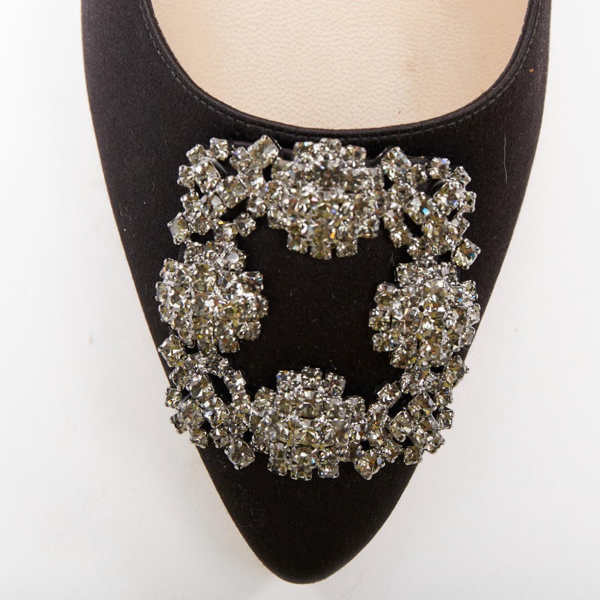 Manolo Blahnik - Hangisi - Escarpins à talons en satin noir avec boucle en cristal EU38 en vente 2