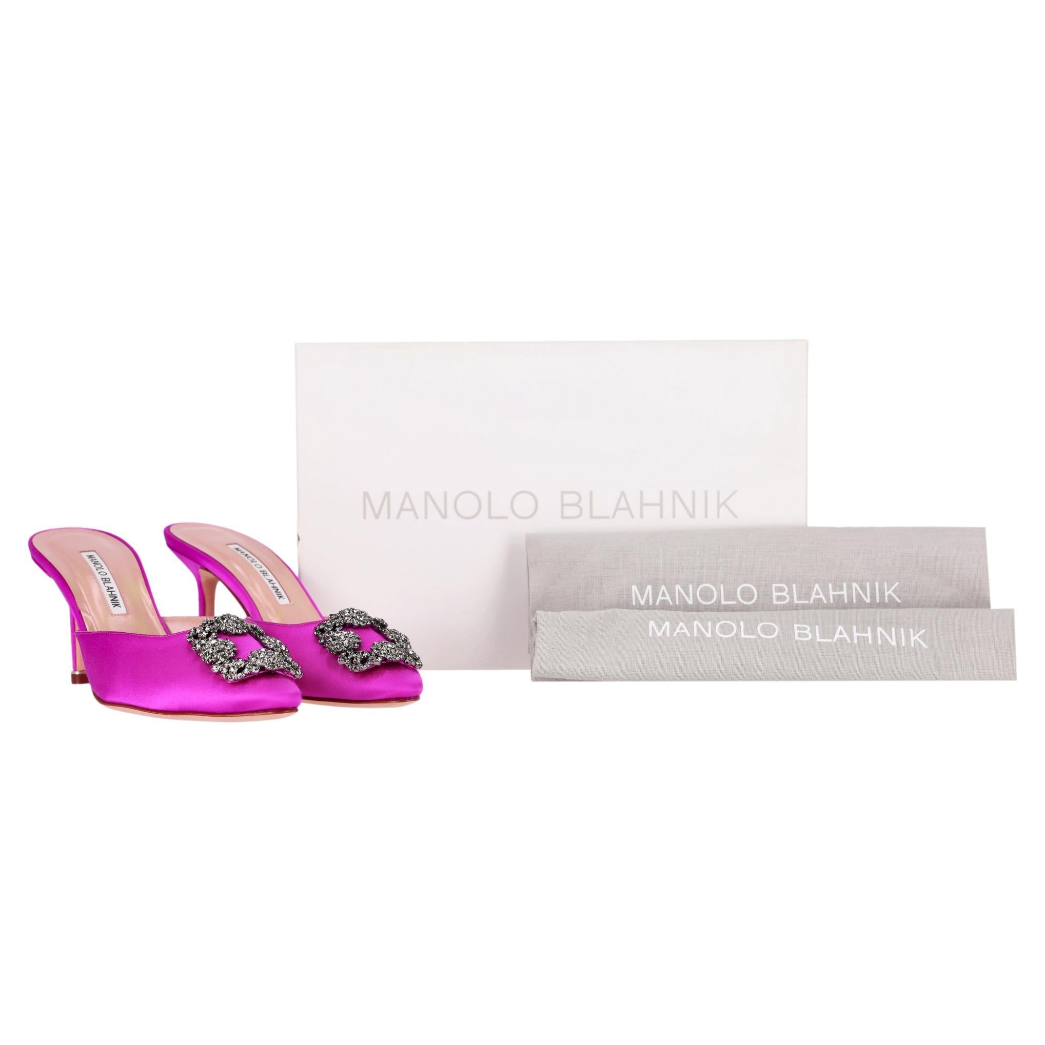 Manolo Blahnik 'Hangisi' - Mules à talons en satin ornées de cristaux

Talons en satin rose fuchsia agrémentés d'une boucle en cristal sur le devant.

Il est doté d'un bout pointu et d'un talon aiguille.

Doublure et semelles en cuir.

Rrp Approx.