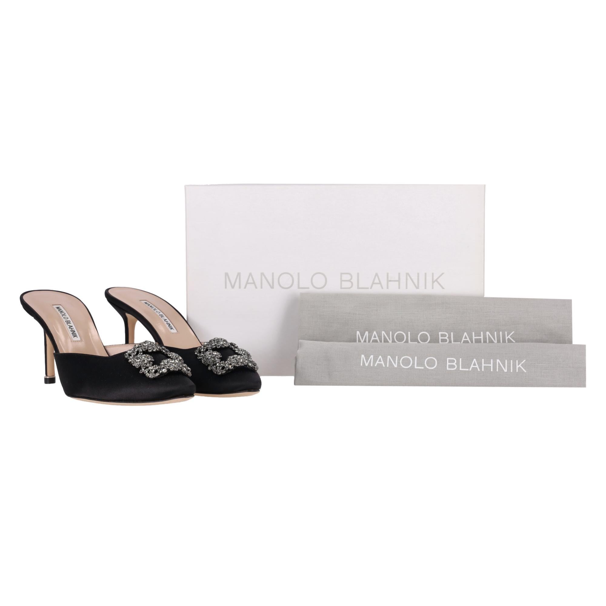 Manolo Blahnik 'Hangisi' - Mules à talons en satin ornées de cristaux

Talons en satin noir ornés d'une boucle en cristal sur le devant.

Il est doté d'un bout pointu et d'un talon aiguille.

Doublure et semelles en cuir.

Rrp Approx. £850

Taille -