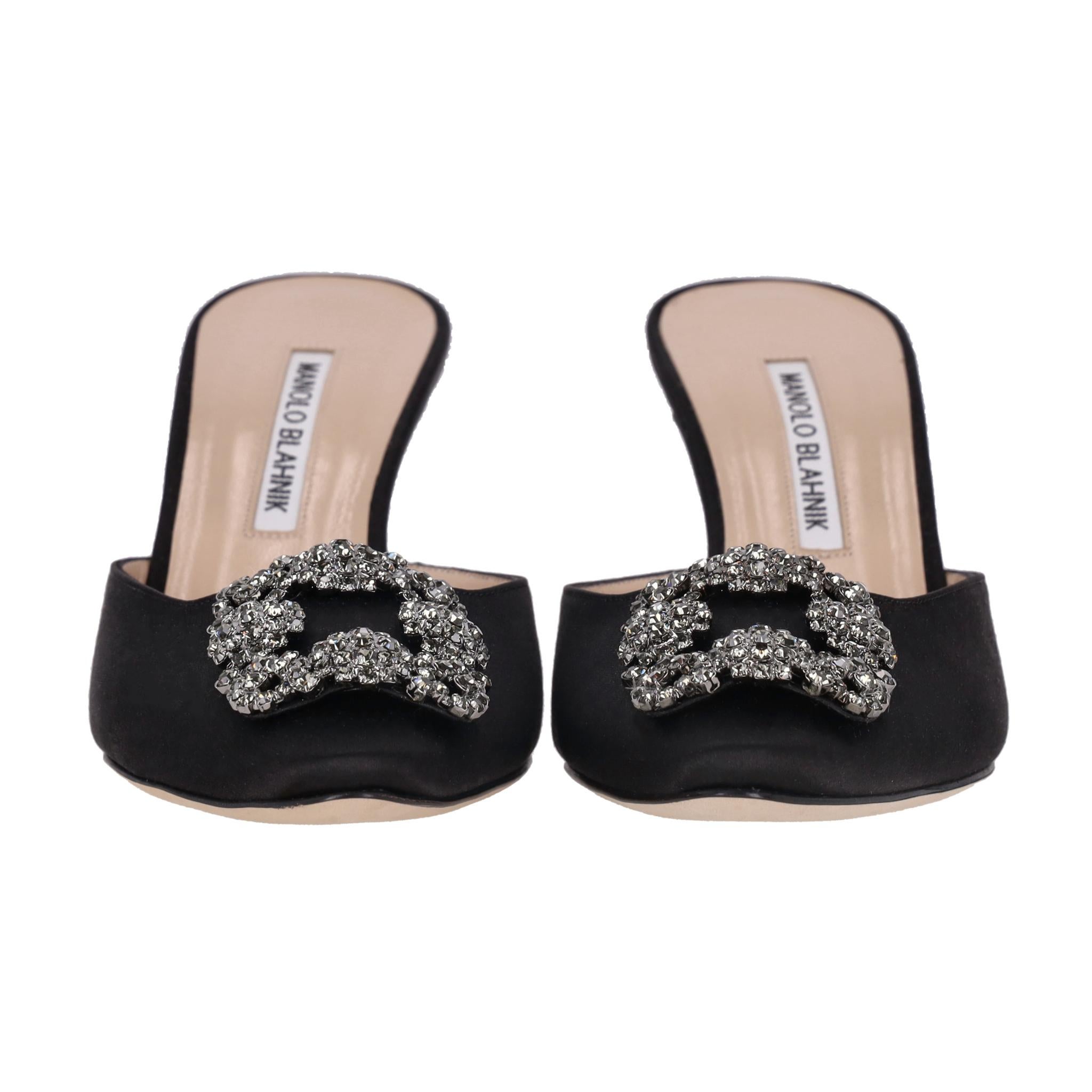 Noir Manolo Blahnik 'Hangisi' - Mules à talons en satin ornées de cristaux en vente