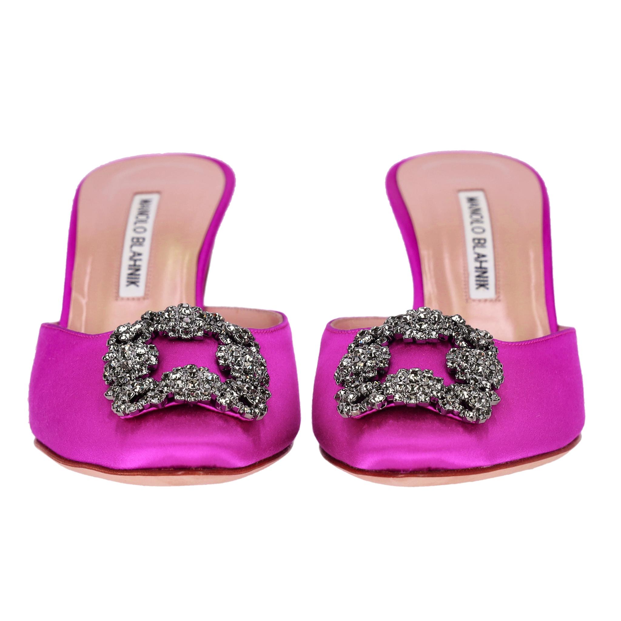 Violet Manolo Blahnik 'Hangisi' - Mules à talons en satin ornées de cristaux en vente