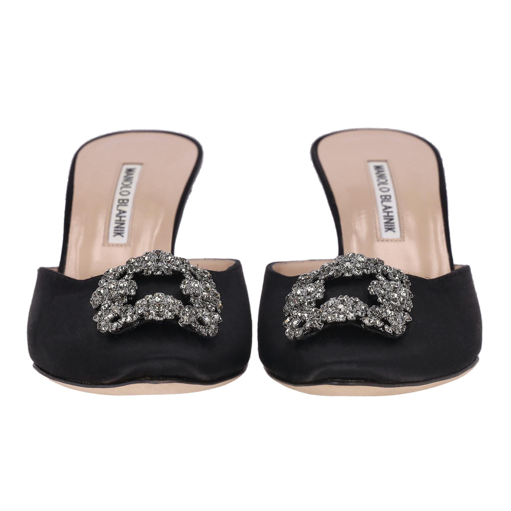 Noir Manolo Blahnik 'Hangisi' - Mules à talons en satin ornées de cristaux en vente