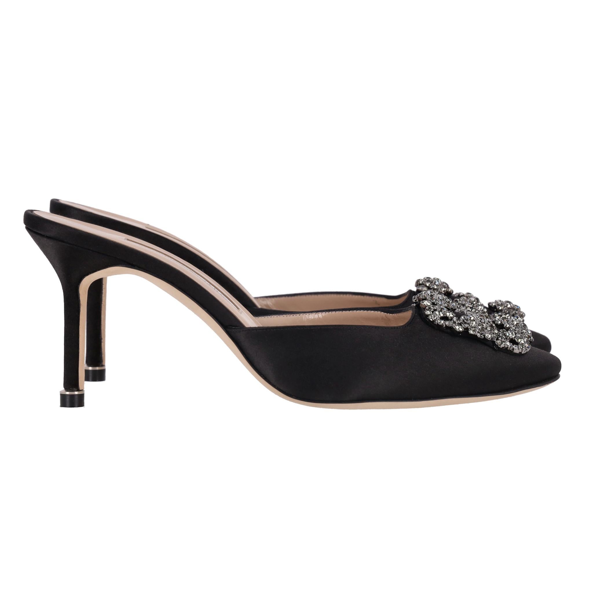 Manolo Blahnik 'Hangisi' - Mules à talons en satin ornées de cristaux Excellent état - En vente à London, GB