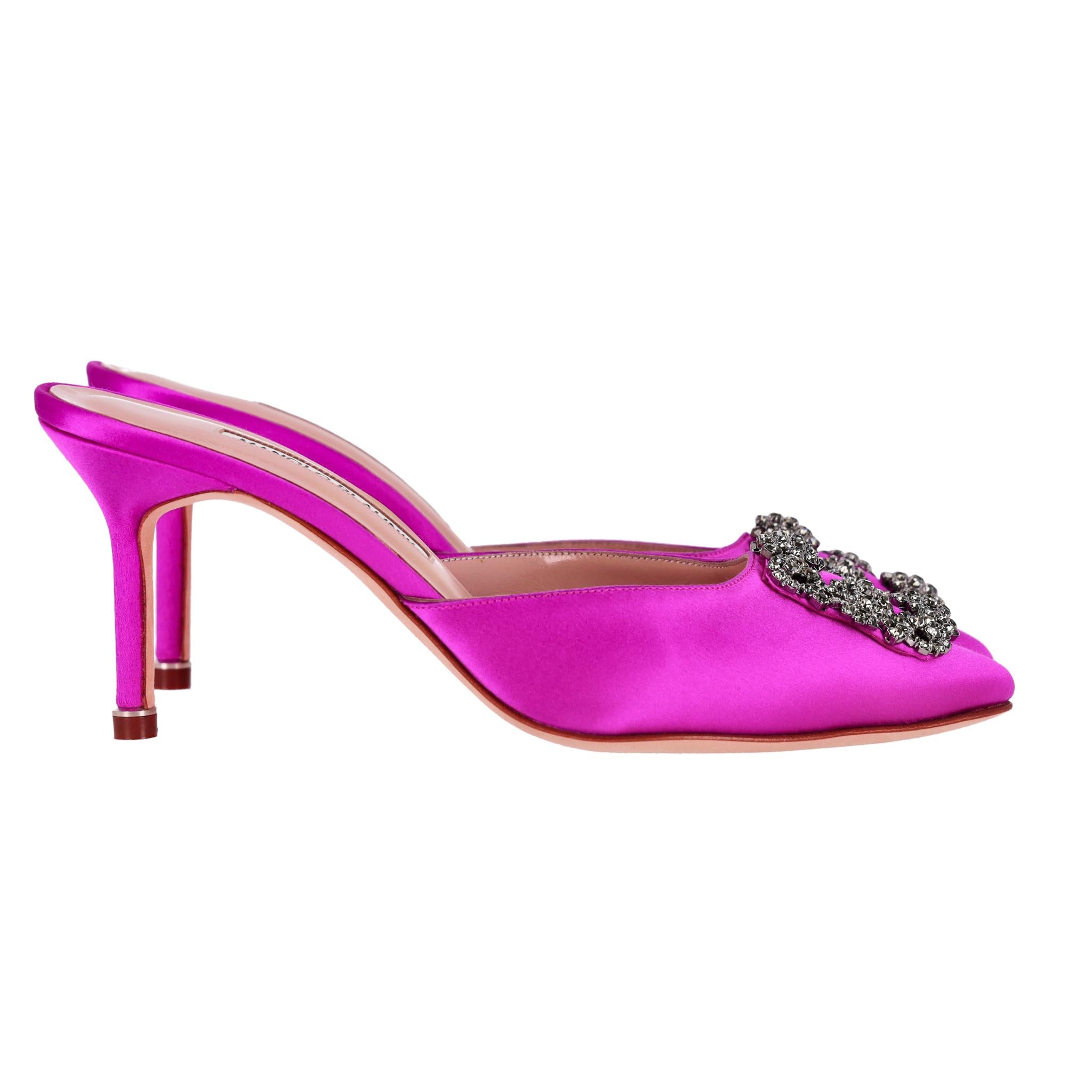 Manolo Blahnik 'Hangisi' - Mules à talons en satin ornées de cristaux Excellent état - En vente à London, GB