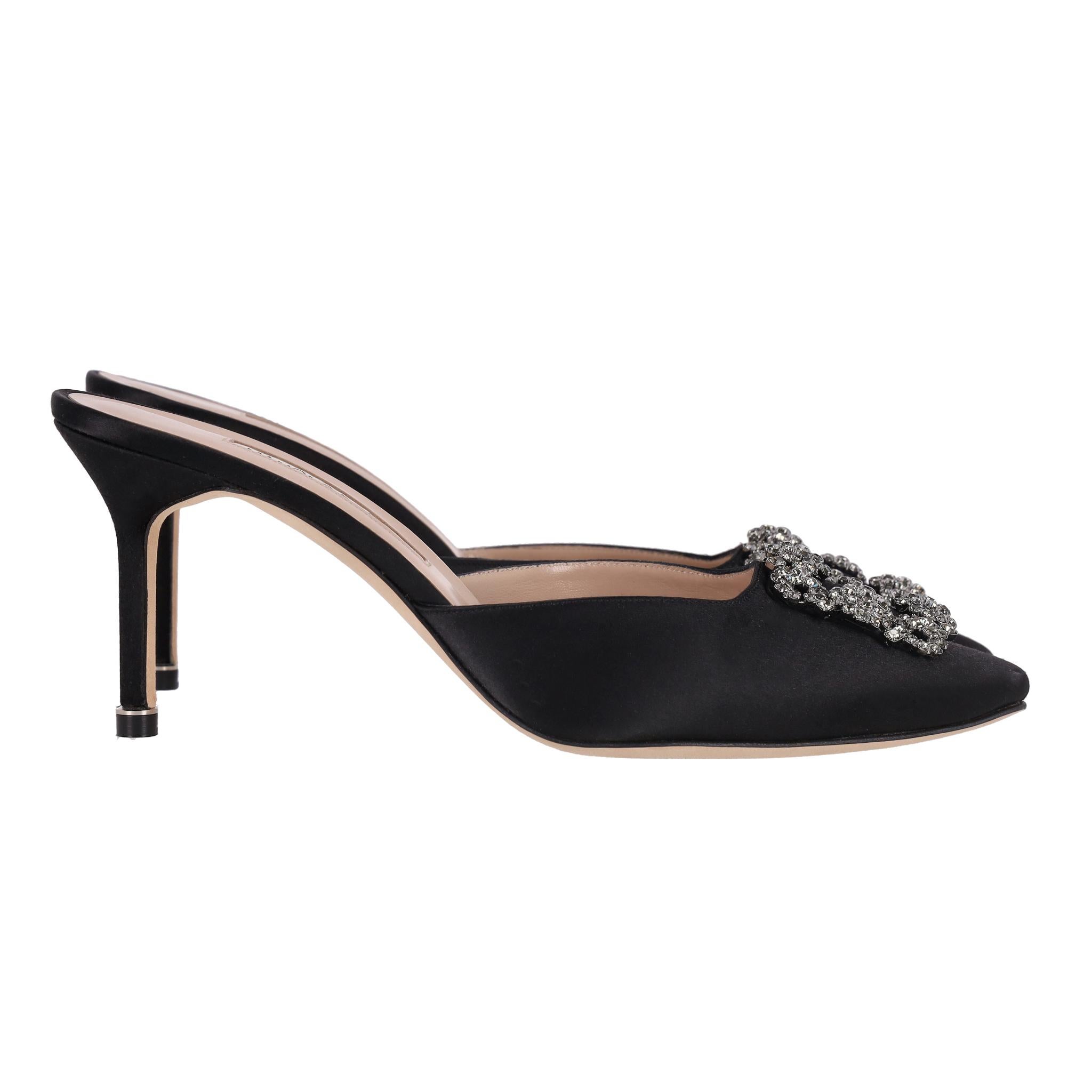 Manolo Blahnik 'Hangisi' - Mules à talons en satin ornées de cristaux Excellent état - En vente à London, GB