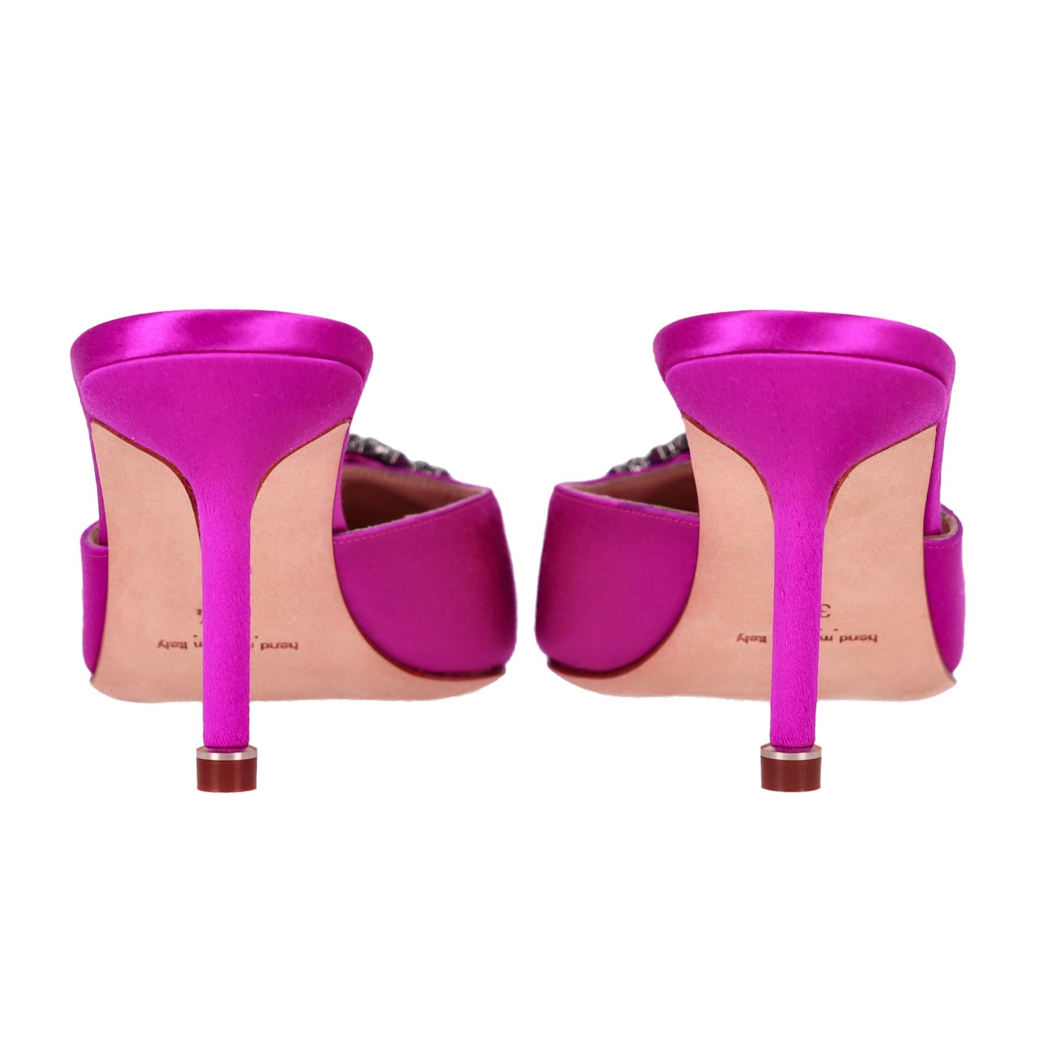 Manolo Blahnik 'Hangisi' - Mules à talons en satin ornées de cristaux Pour femmes en vente