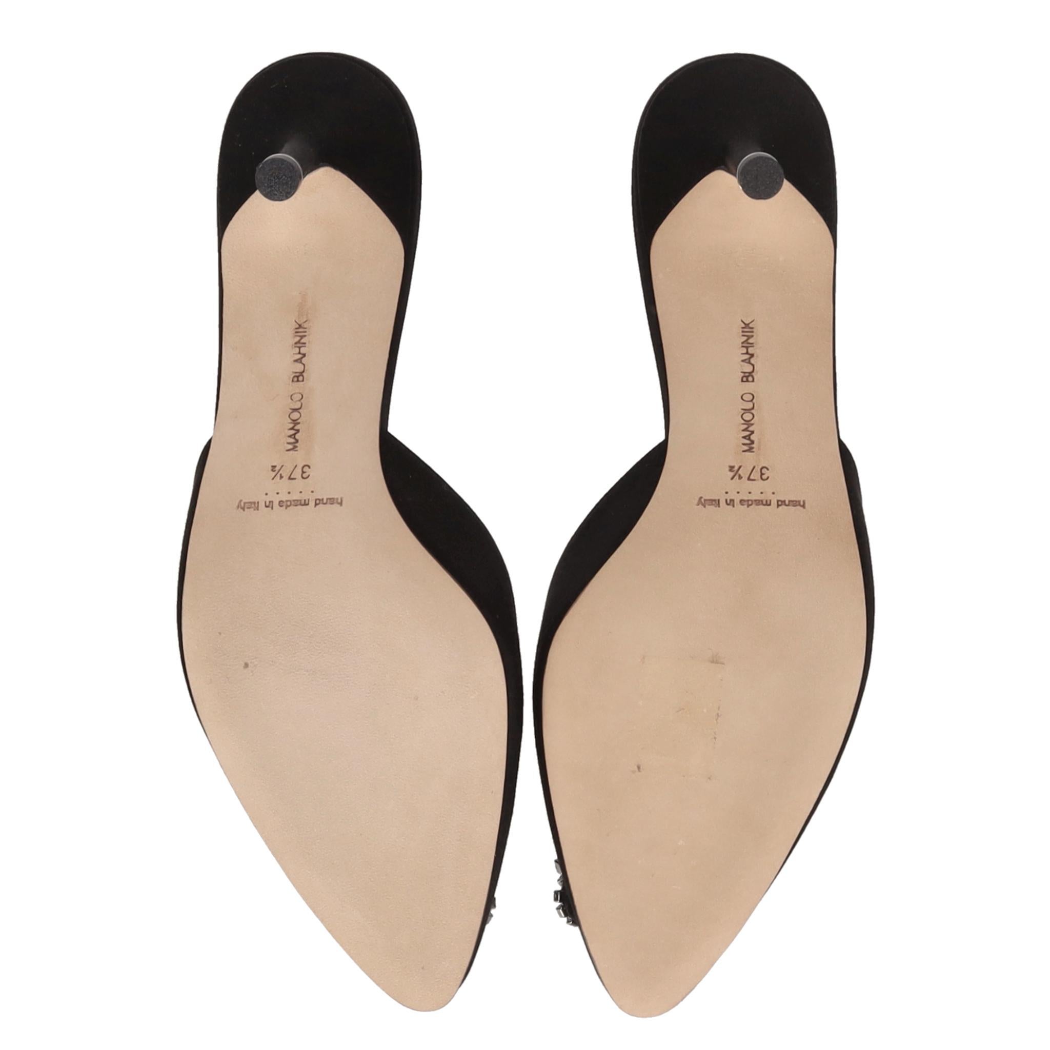 Manolo Blahnik 'Hangisi' - Mules à talons en satin ornées de cristaux en vente 1
