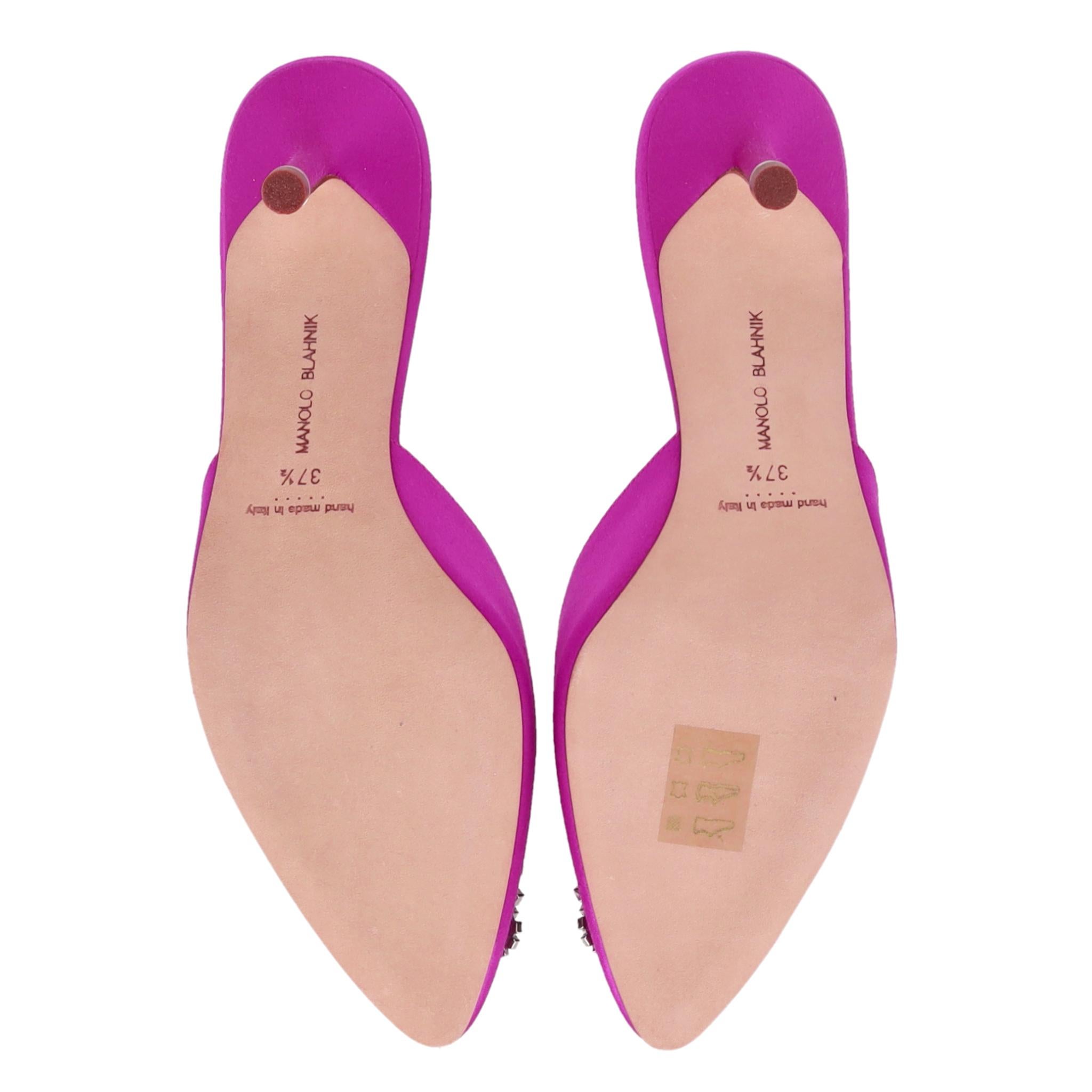 Manolo Blahnik 'Hangisi' - Mules à talons en satin ornées de cristaux en vente 1