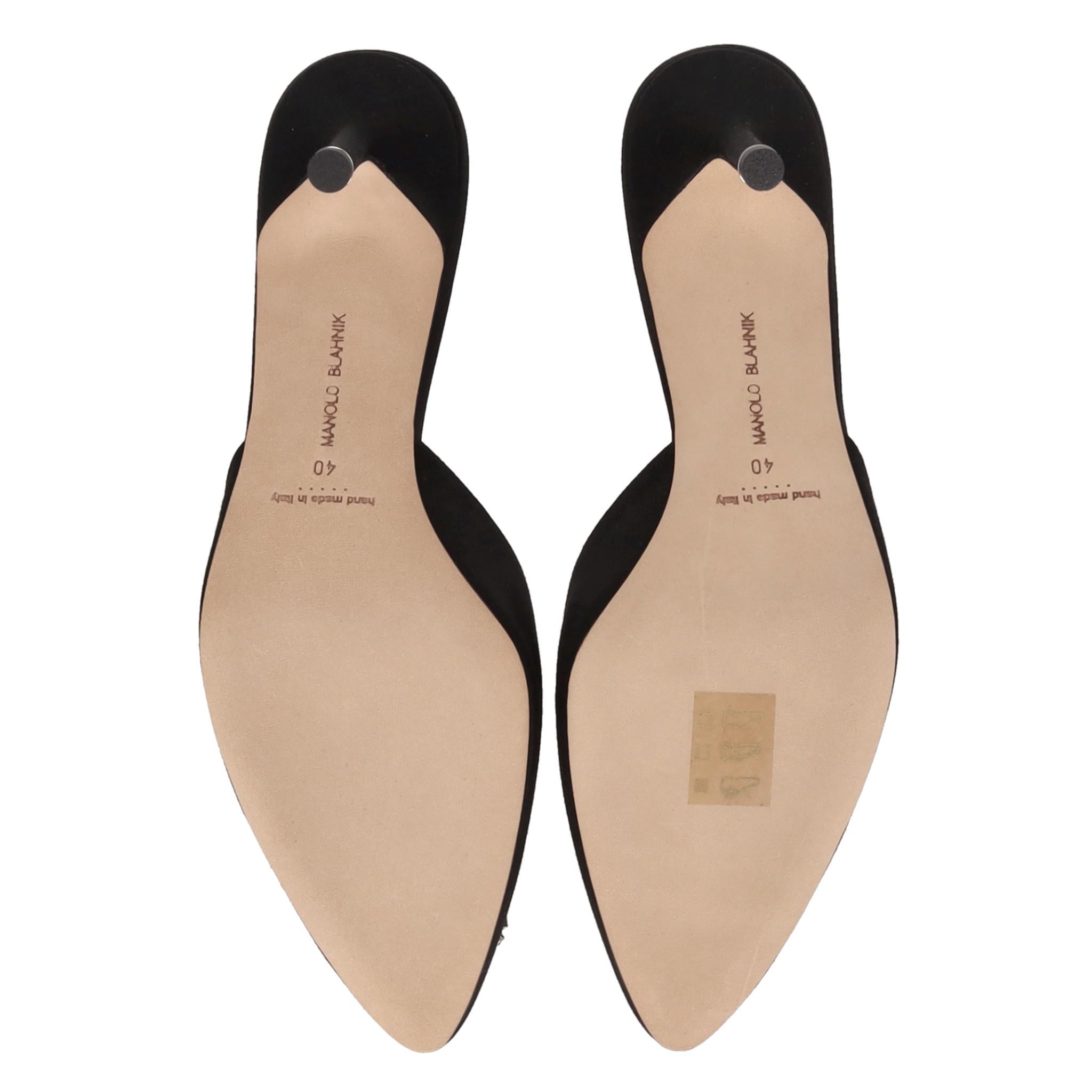 Manolo Blahnik 'Hangisi' - Mules à talons en satin ornées de cristaux en vente 1
