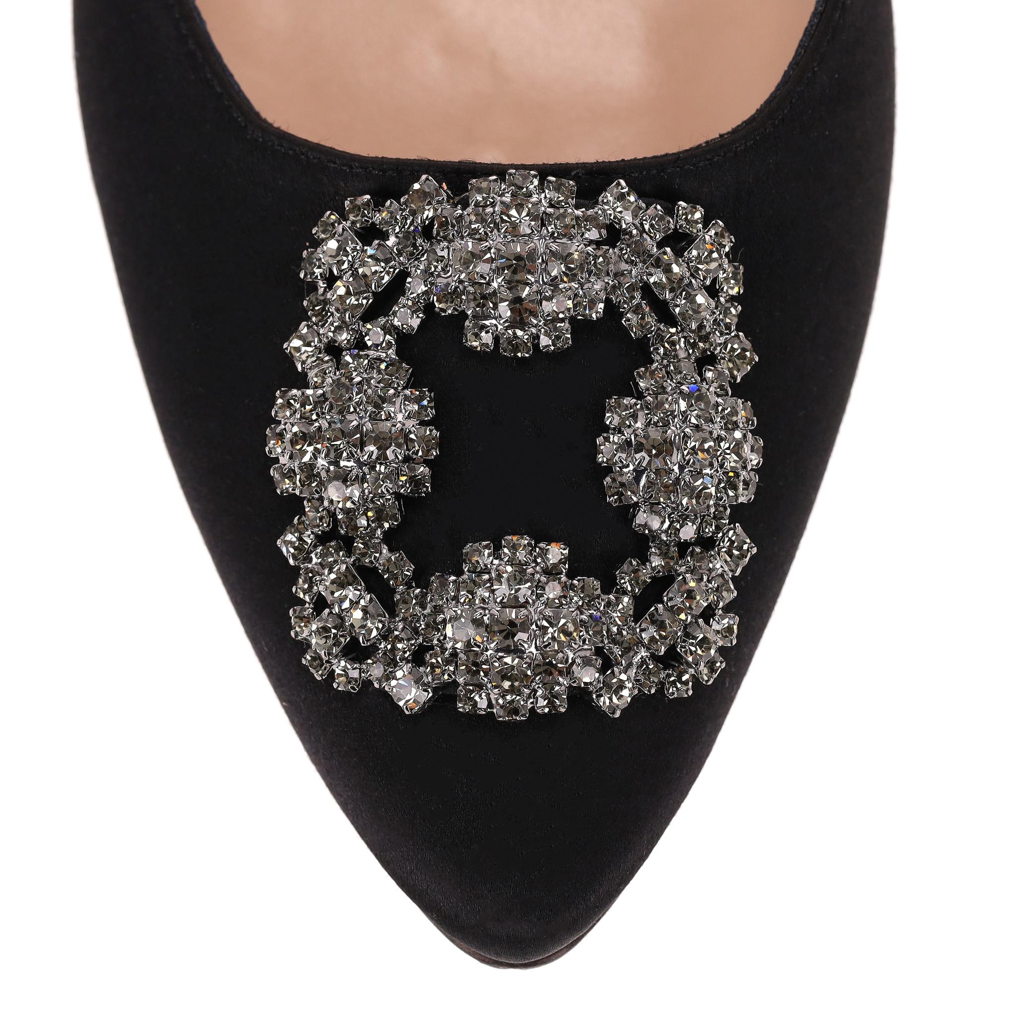 Manolo Blahnik 'Hangisi' - Mules à talons en satin ornées de cristaux en vente 2