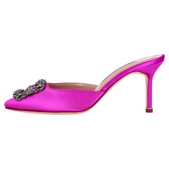 Mules con tacco in raso impreziosite da cristalli Manolo Blahnik 'Hangisi'