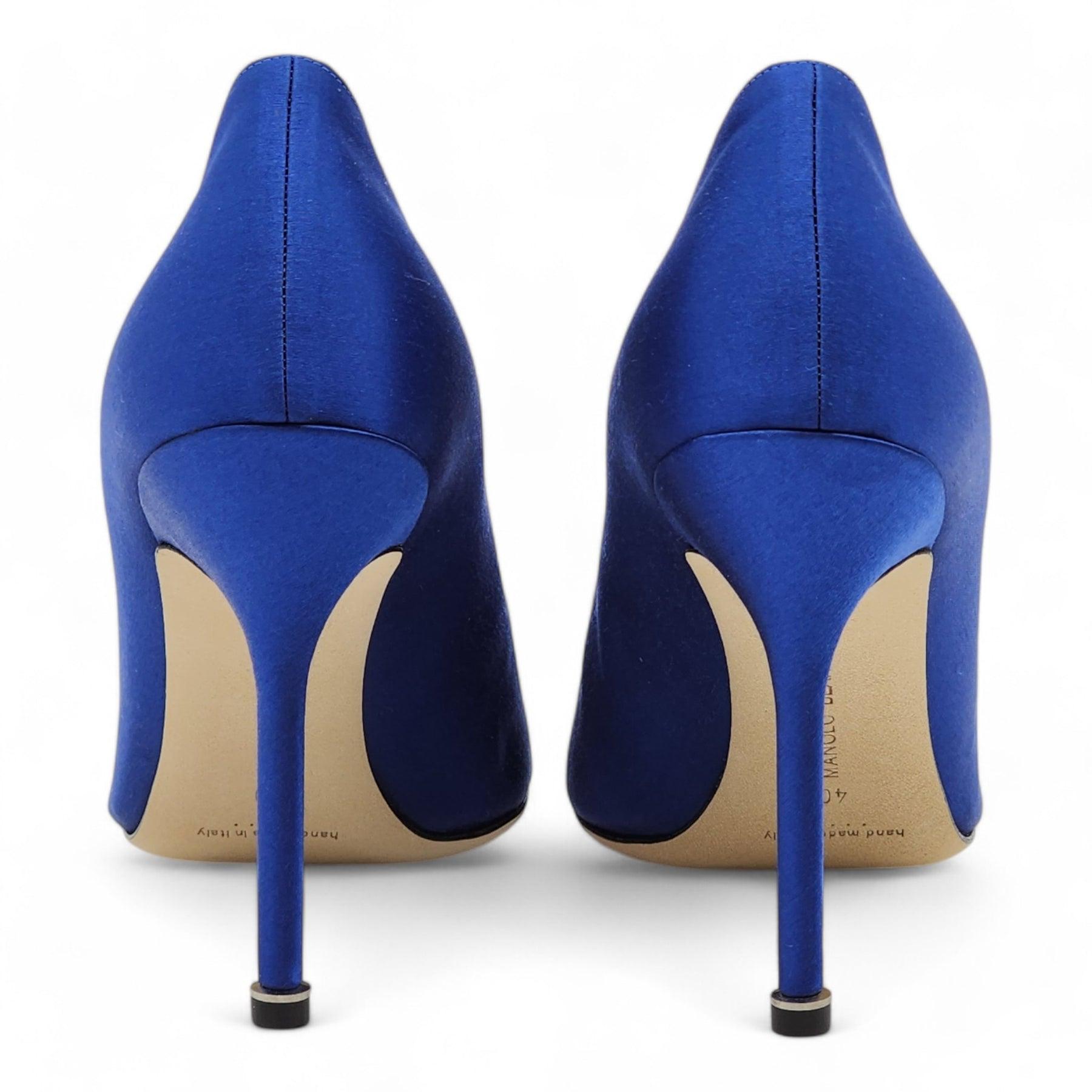 Manolo Blahnik Bombas Hangisi de satén en azul Gris en venta