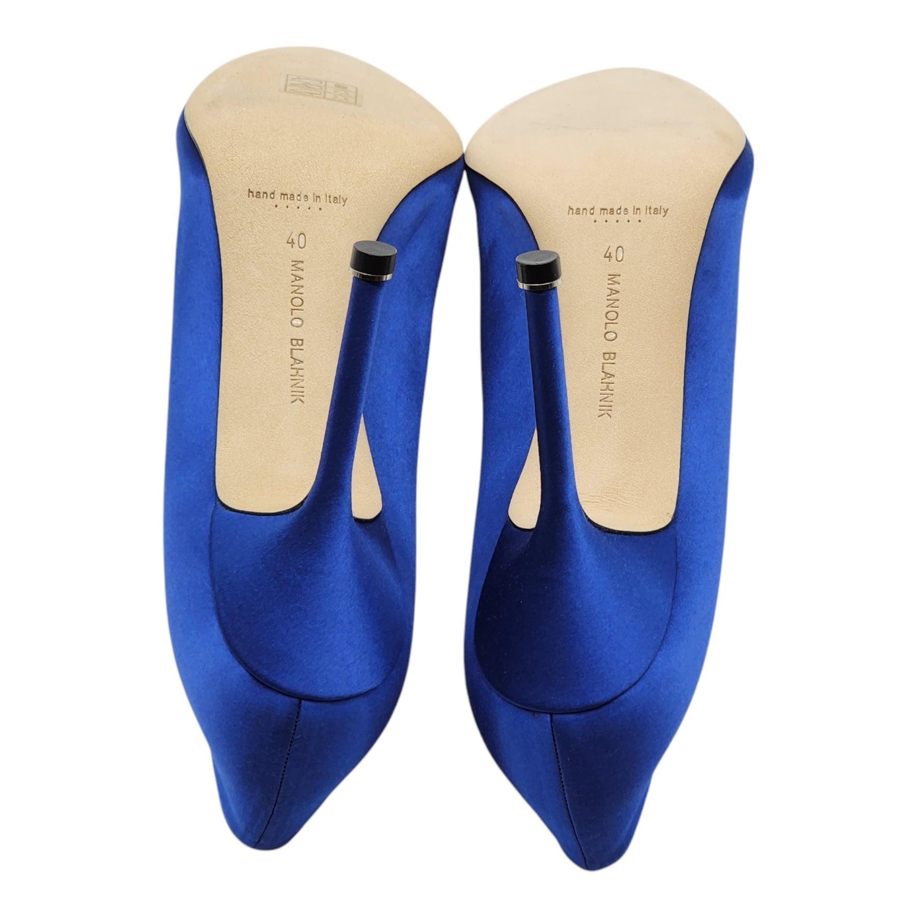 Manolo Blahnik Bombas Hangisi de satén en azul en Excelente estado para la venta en Los Angeles, CA