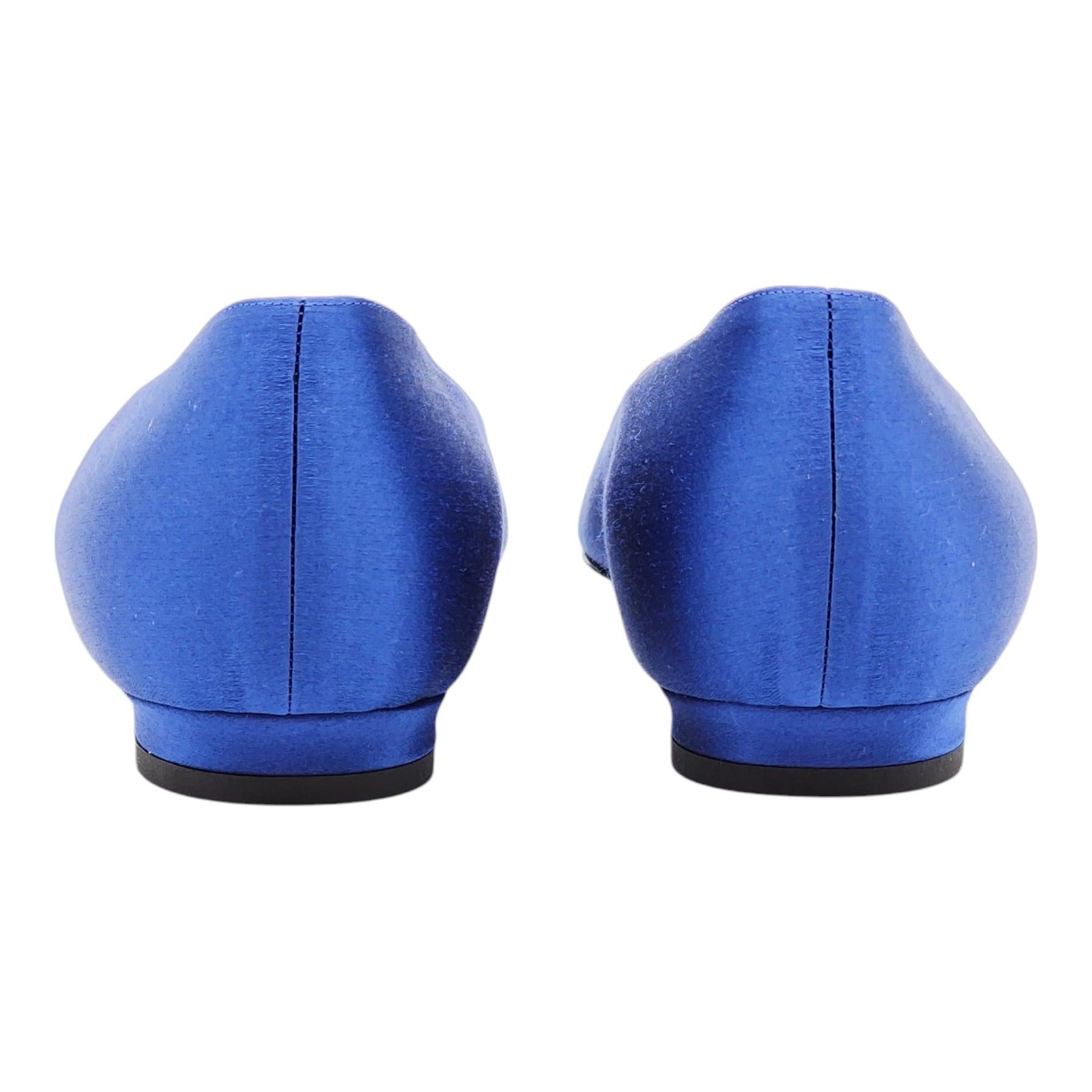 Manolo Blahnik Hänge Pumps aus Satin in Blau mit Juwelenschnalle und flacher Schnalle, Größe 35.5 im Zustand „Hervorragend“ im Angebot in Los Angeles, CA