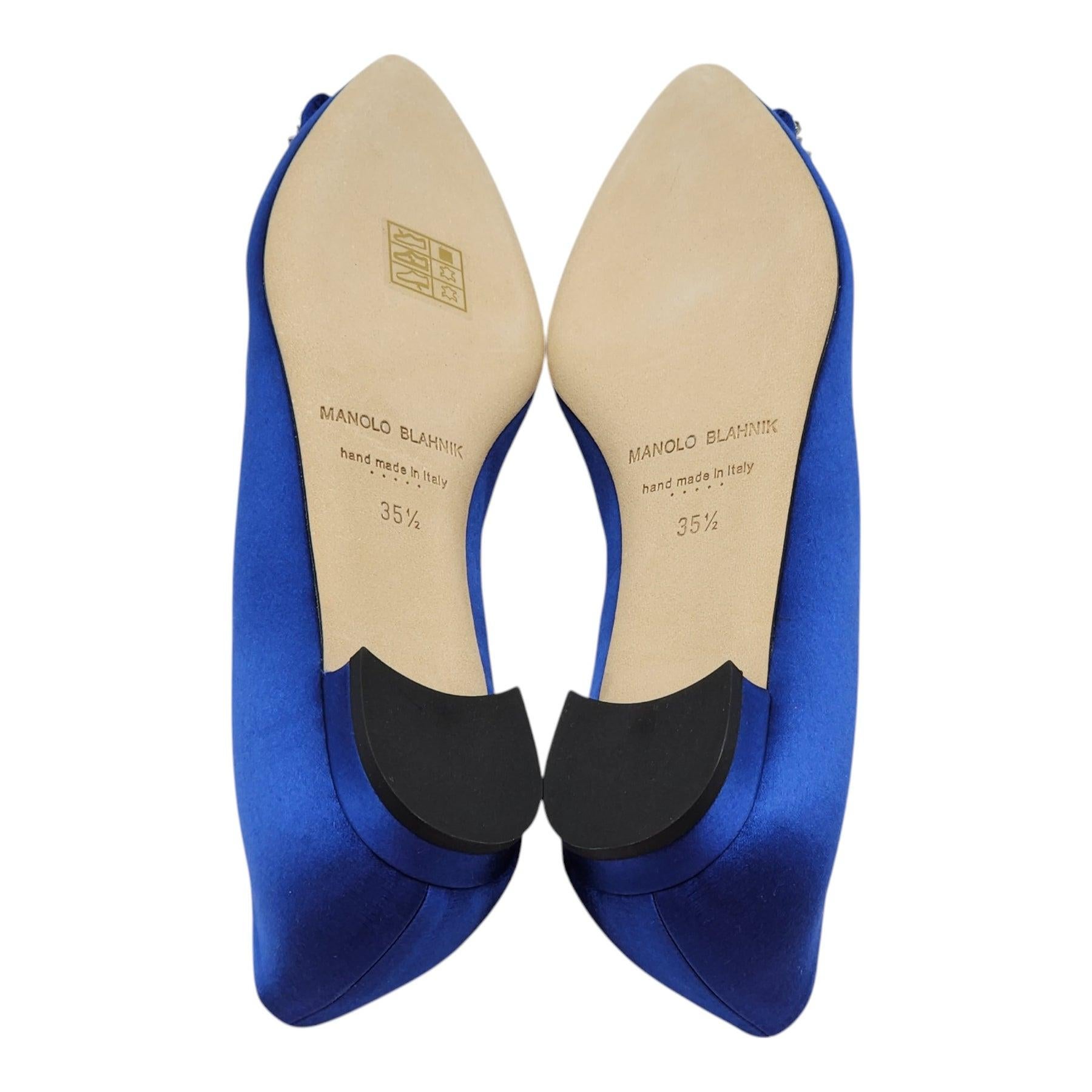 Manolo Blahnik Hänge Pumps aus Satin in Blau mit Juwelenschnalle und flacher Schnalle, Größe 35.5 Damen im Angebot