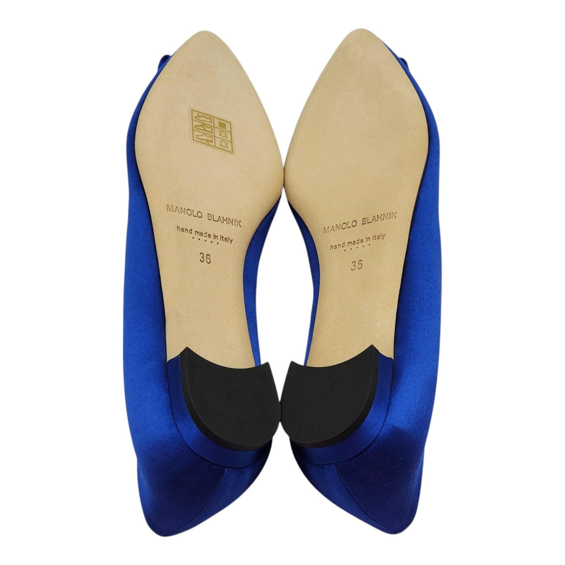 Donna Manolo Blahnik Hangisiflat Jewell Buckle Flat Pumps Satin in Blu Taglia 36 in vendita