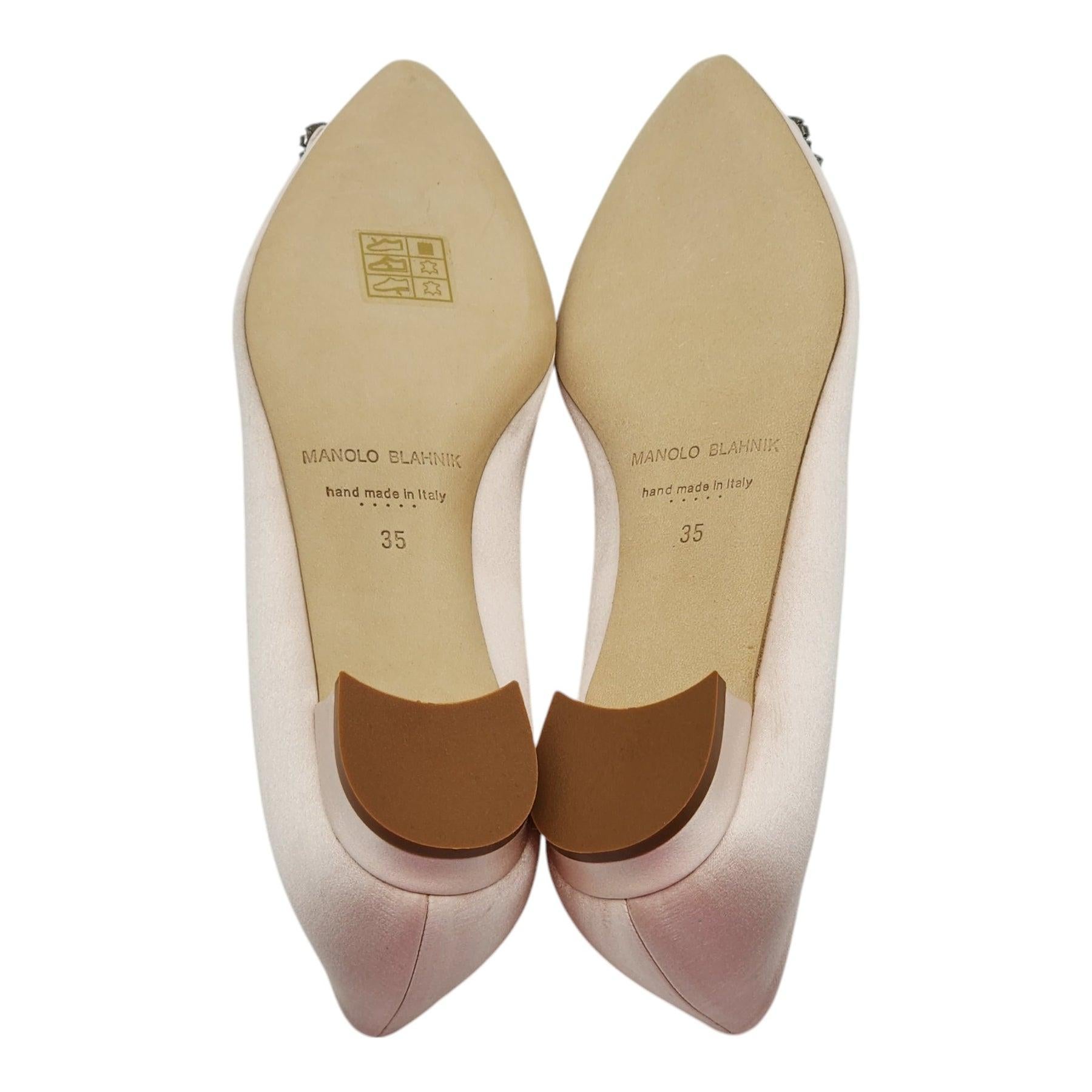 Manolo Blahnik Hangisiflat Jewell Buckle Flat Pumps Satin in Light Pink Taglia 35 In condizioni ottime in vendita a Los Angeles, CA