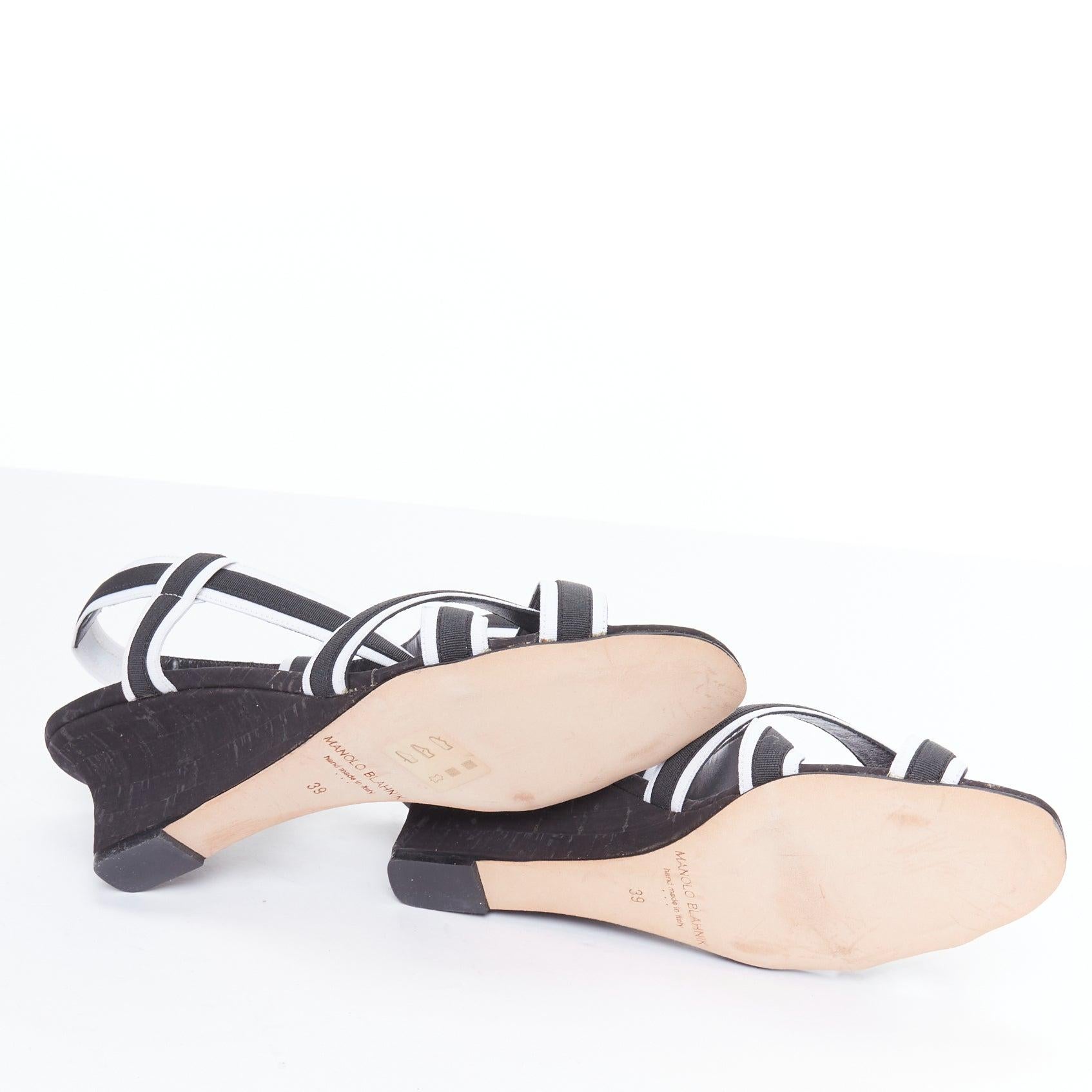 MANOLO BLAHNIK Lasti Schwarz Weiß Criss Cross Elastic Wedges EU39 im Angebot 7