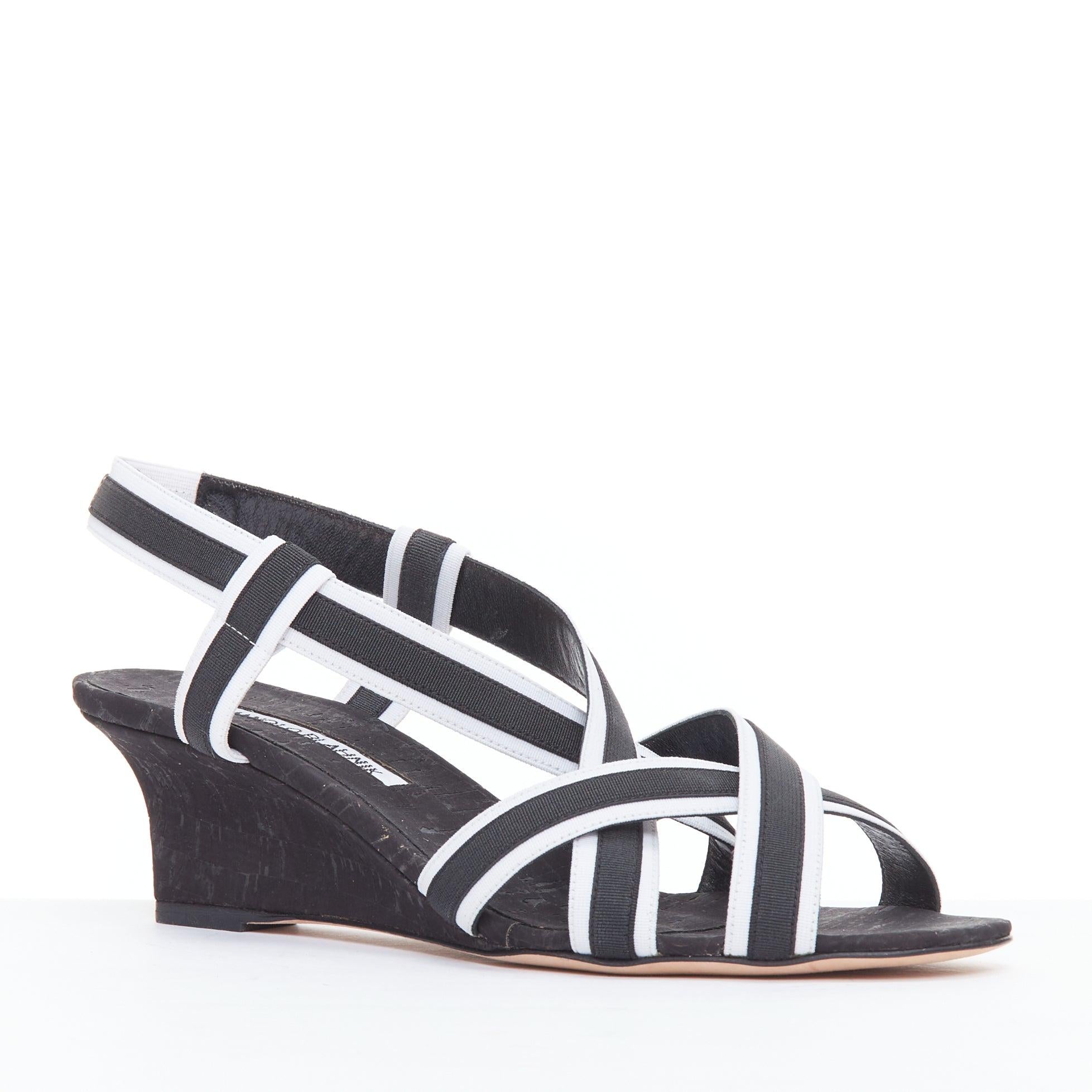 MANOLO BLAHNIK Lasti Schwarz Weiß Criss Cross Elastic Wedges EU39
Referenz: JHDN/A00039
Marke: Manolo Blahnik
Modell: Lasti
MATERIAL: Stoff, Kork
Farbe: Schwarz, Weiß
Muster: Gestreift
Verschluss: Gummizug
Innenfutter: Schwarz 
Zusätzliche Details: