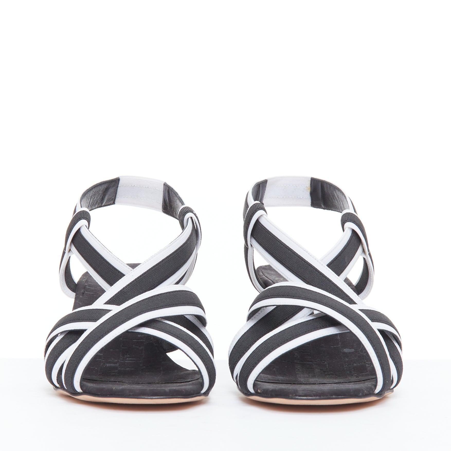 MANOLO BLAHNIK Lasti Schwarz Weiß Criss Cross Elastic Wedges EU39 im Zustand „Gut“ im Angebot in Hong Kong, NT