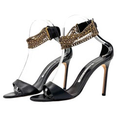 Sandali Manolo Blahnik con cinturino alla caviglia, tacco a spillo e cinturini a catena sovrapposti, taglia 37