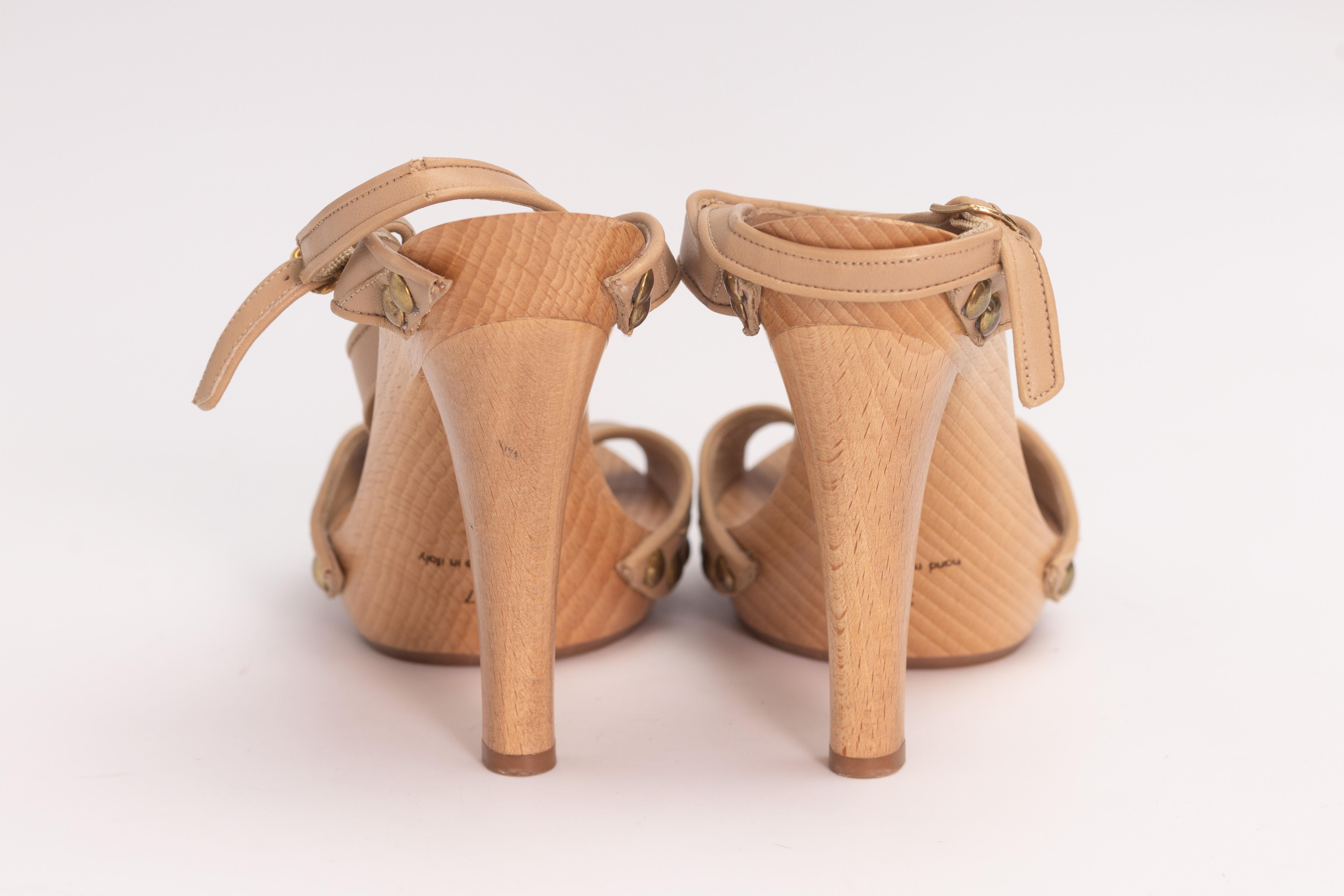 Manolo Blahnik Leather T-strap Wood Studded Sandal Heels (EU 37) In Good Condition For Sale In Montreal, Quebec