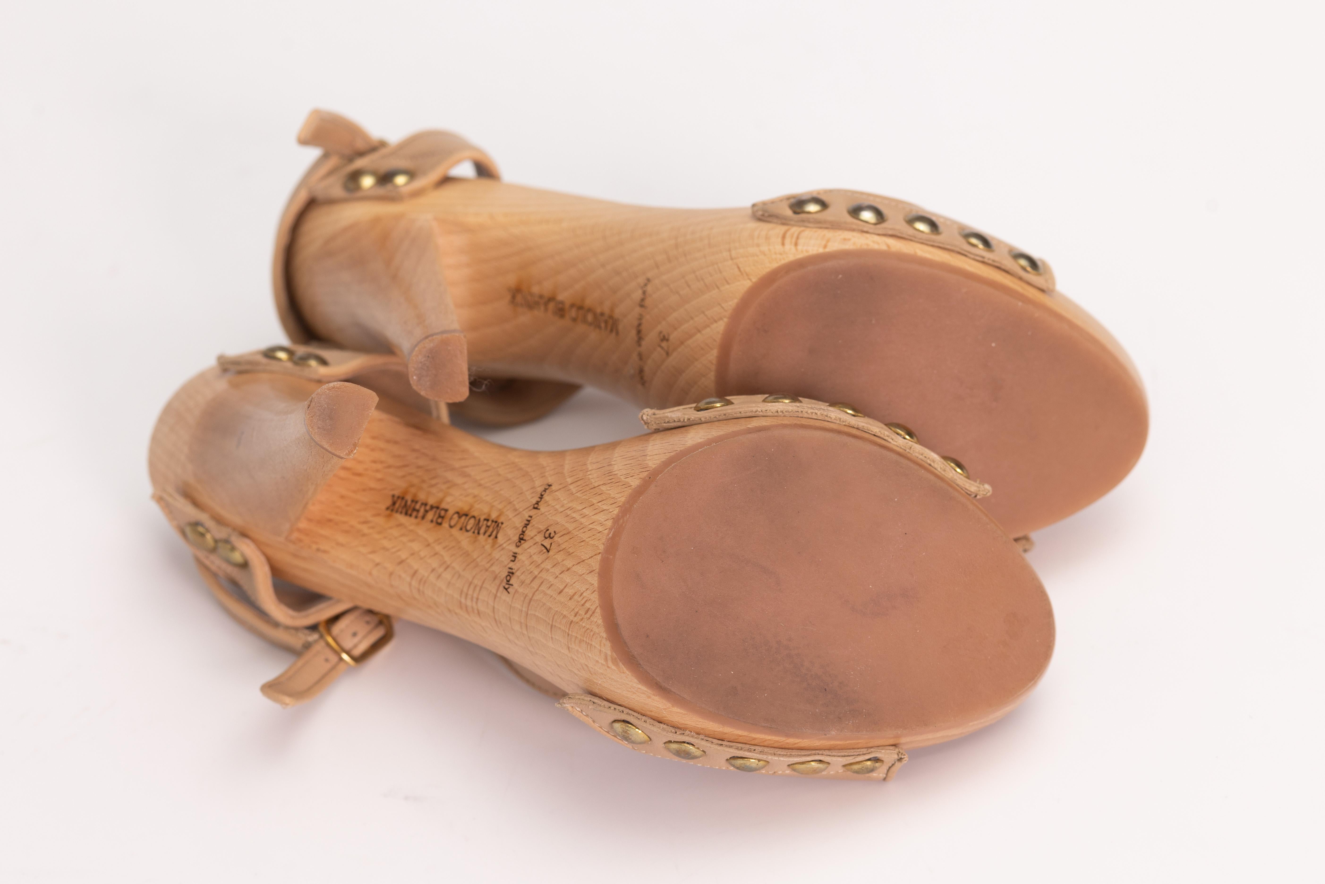 Women's Manolo Blahnik Leather T-strap Wood Studded Sandal Heels (EU 37) For Sale