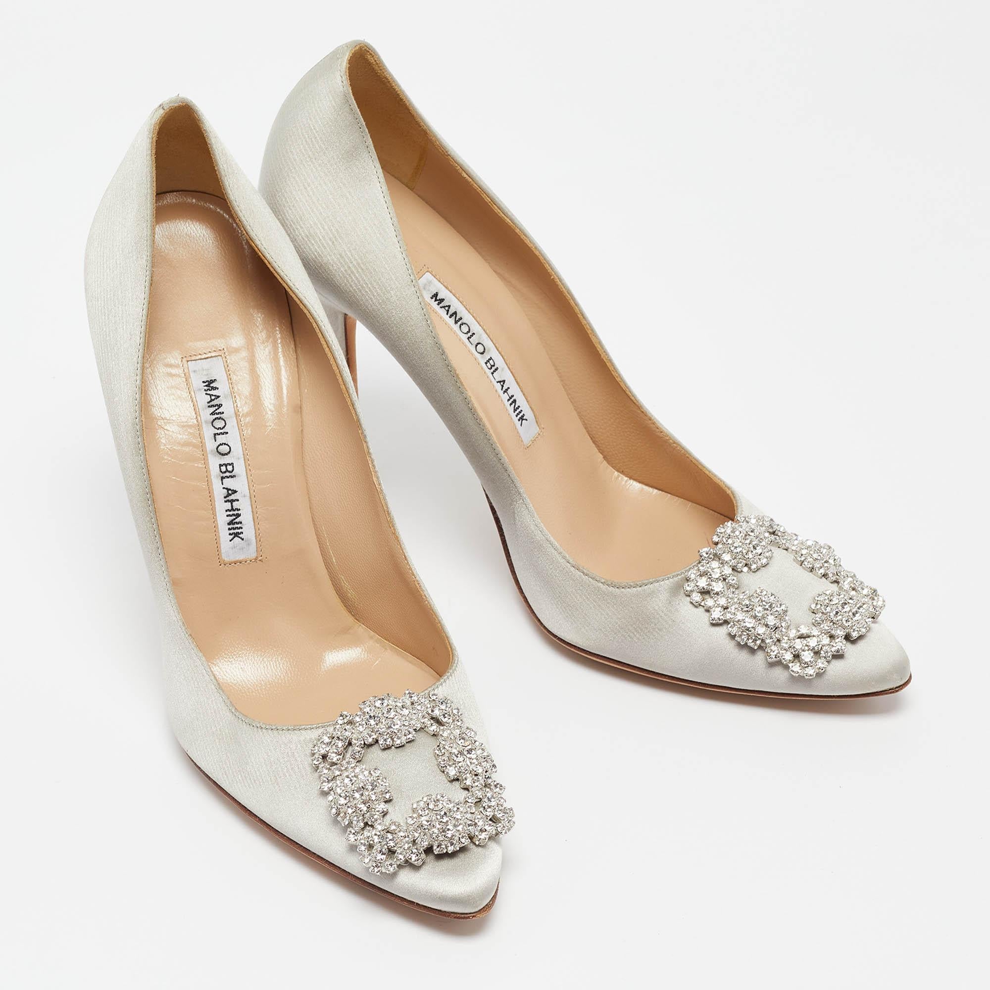 Manolo Blahnik Light Grey Satin Hangisi Pumps Size 39 In Fair Condition In Dubai, Al Qouz 2