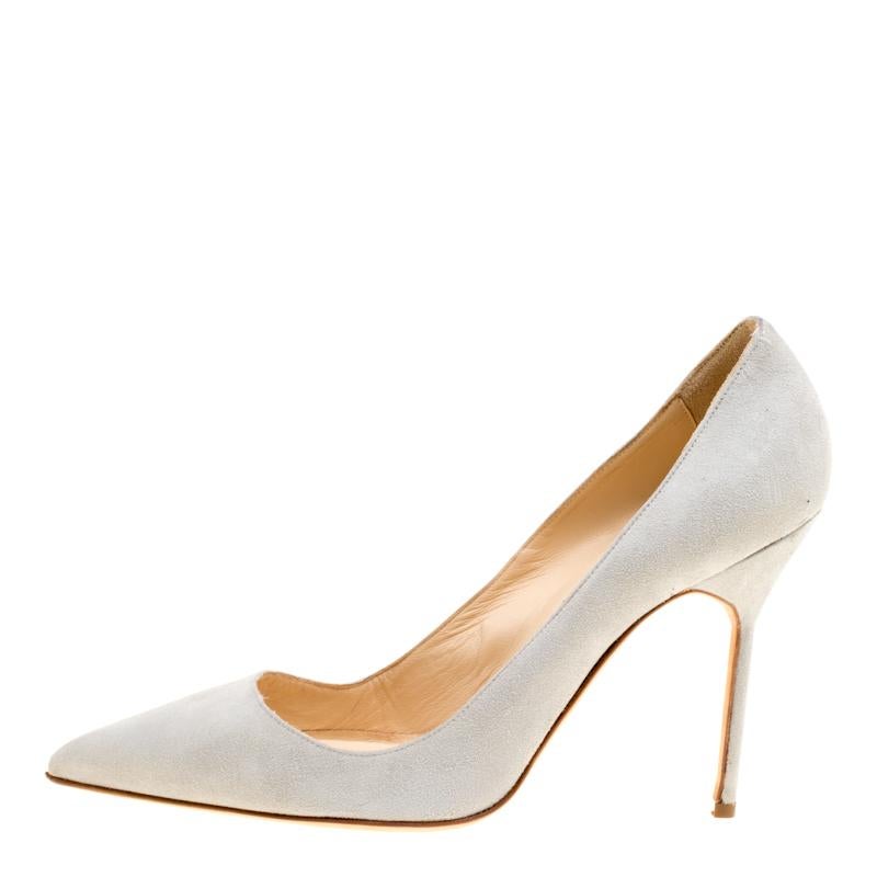 Manolo Blahnik has come out with yet another pair of comfortable yet fashionable pumps. Enliven up the day with this pair of grey pointed BB pumps. Fashioned out of suede, this pair of pumps is a charming add-on accessory you have been waiting for.